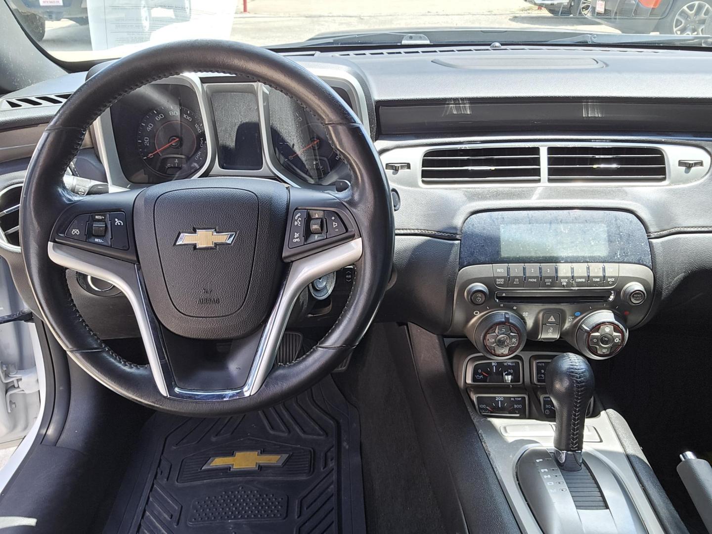 2012 SILVER Chevrolet Camaro Coupe 2LT (2G1FC1E37C9) with an 3.6L V6 DOHC 24V FFV engine, 6-Speed Automatic transmission, located at 503 West Court, Seguin, TX, 78155, (830) 379-3373, 29.568621, -97.969803 - 2012 Chevrolet Camaro Coupe 2LT with a 3.6L V6 DOHC 24V FFV, Automatic, Tilt, Cruise, AM/FM/CD Stereo, Power Windows, Locks, Seat and Side Mirrors, Bluetooth, Heated Seats, Tinted Windows, Onstar Capability, Backup Camera, Rear Defroster and more!! - Photo#5