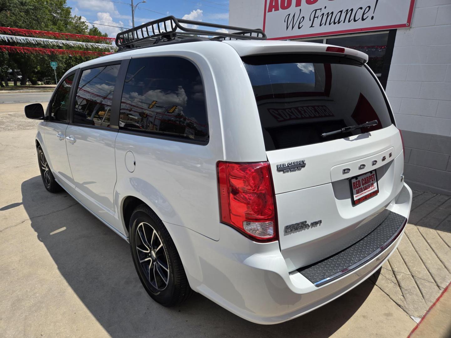 2018 WHITE Dodge Grand Caravan GT (2C4RDGEGXJR) with an 3.6L V6 DOHC 24V engine, 6A transmission, located at 503 West Court, Seguin, TX, 78155, (830) 379-3373, 29.568621, -97.969803 - 2018 Dodge Grand Caravan GT with a 3.6L V6 DOHC 24V, Automatic, Tilt, Cruise, AM/FM/CD/AUX Touchscreen Stereo, Power Windows, Locks, Seat and Side Mirrors, Bluetooth, Navigation, Dual Climate Control, Rear A/C, Heated Seats, Heated Steering Wheel, Tinted Windows, Power Side Sliding Doors, Power Rear - Photo#3