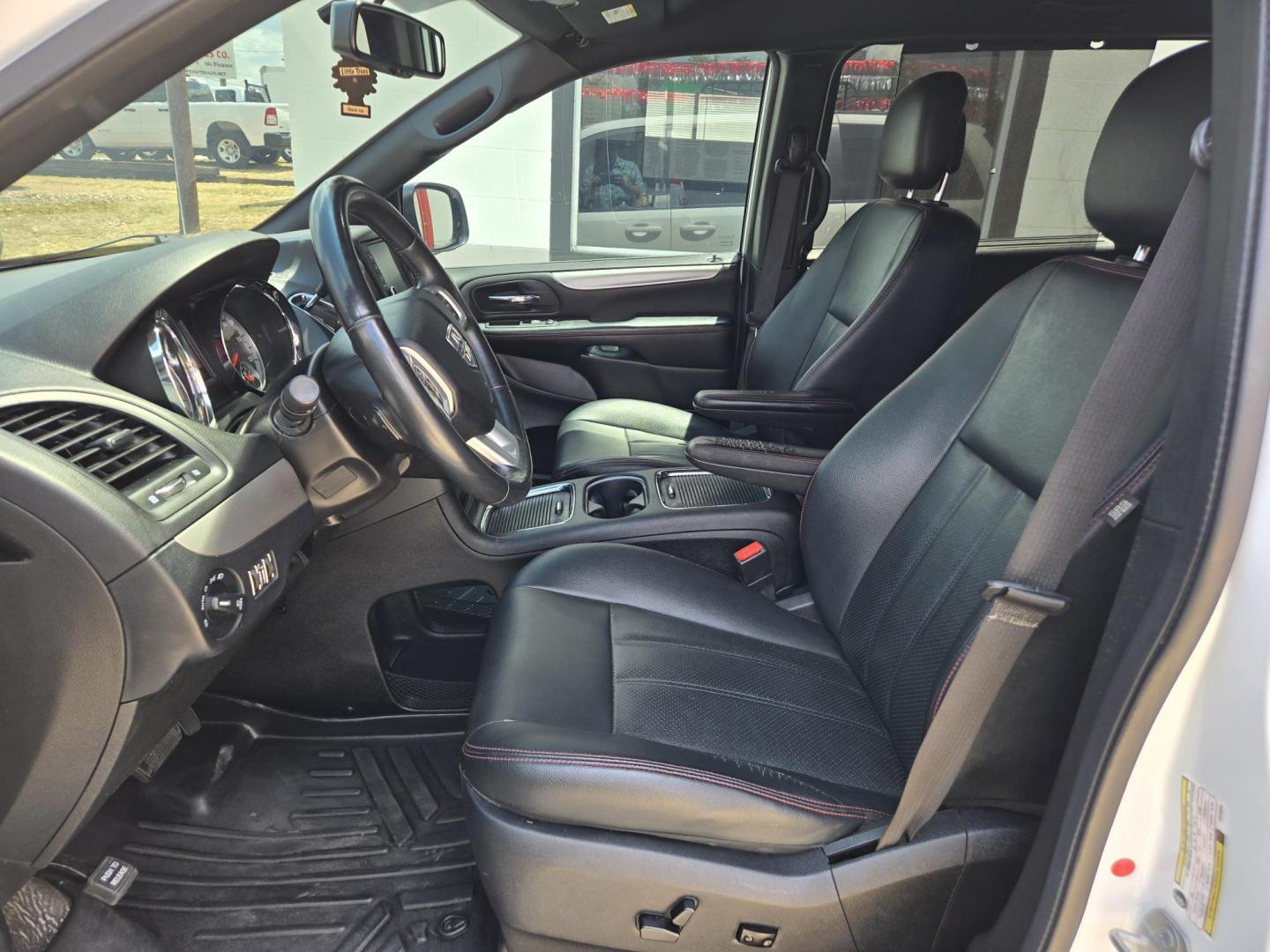 2018 WHITE Dodge Grand Caravan GT (2C4RDGEGXJR) with an 3.6L V6 DOHC 24V engine, 6A transmission, located at 503 West Court, Seguin, TX, 78155, (830) 379-3373, 29.568621, -97.969803 - 2018 Dodge Grand Caravan GT with a 3.6L V6 DOHC 24V, Automatic, Tilt, Cruise, AM/FM/CD/AUX Touchscreen Stereo, Power Windows, Locks, Seat and Side Mirrors, Bluetooth, Navigation, Dual Climate Control, Rear A/C, Heated Seats, Heated Steering Wheel, Tinted Windows, Power Side Sliding Doors, Power Rear - Photo#4