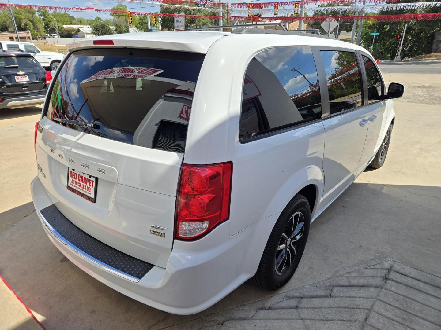 2018 WHITE Dodge Grand Caravan GT (2C4RDGEGXJR) with an 3.6L V6 DOHC 24V engine, 6A transmission, located at 503 West Court, Seguin, TX, 78155, (830) 379-3373, 29.568621, -97.969803 - Photo#2