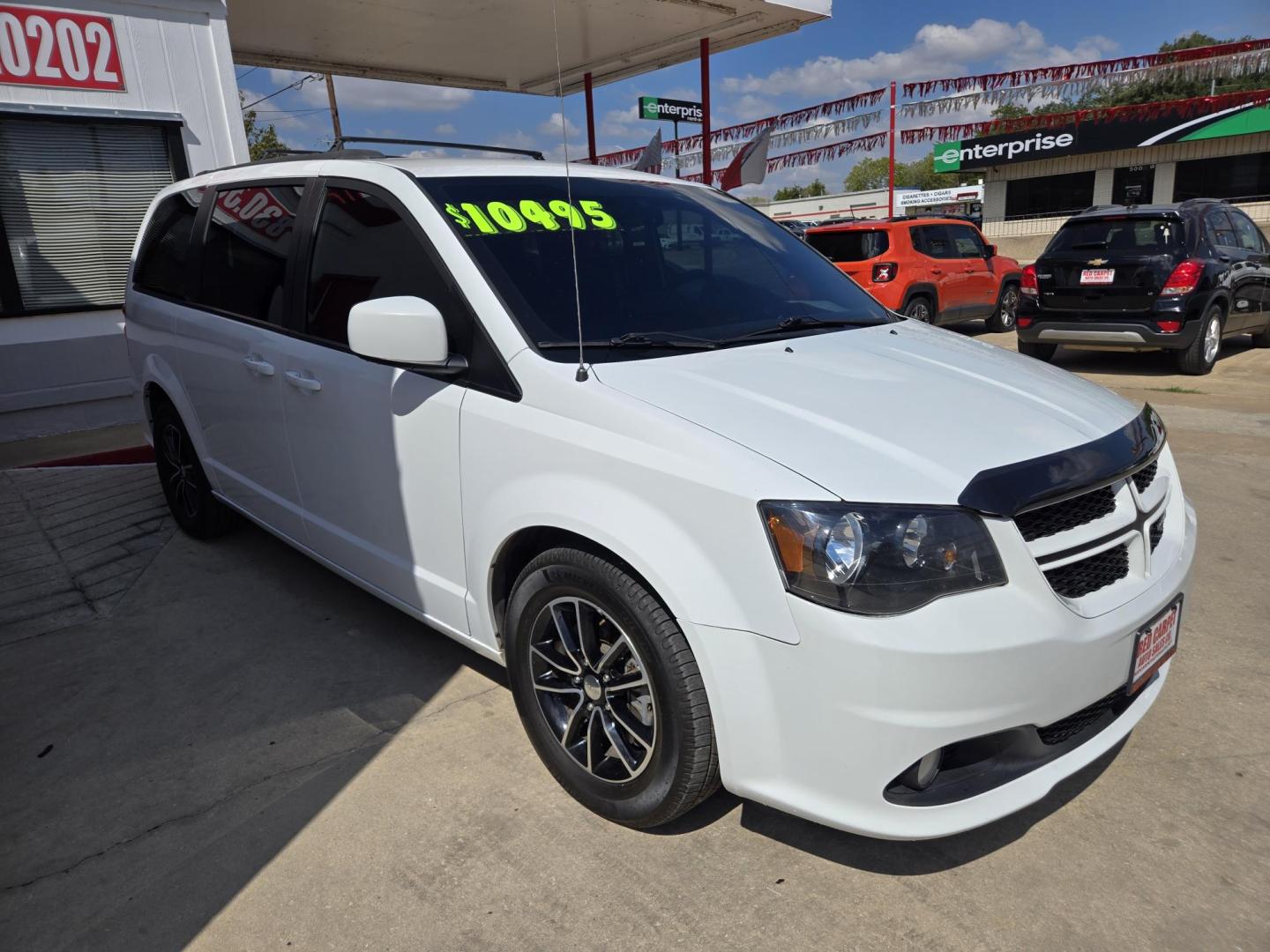 2018 WHITE Dodge Grand Caravan GT (2C4RDGEGXJR) with an 3.6L V6 DOHC 24V engine, 6A transmission, located at 503 West Court, Seguin, TX, 78155, (830) 379-3373, 29.568621, -97.969803 - Photo#1