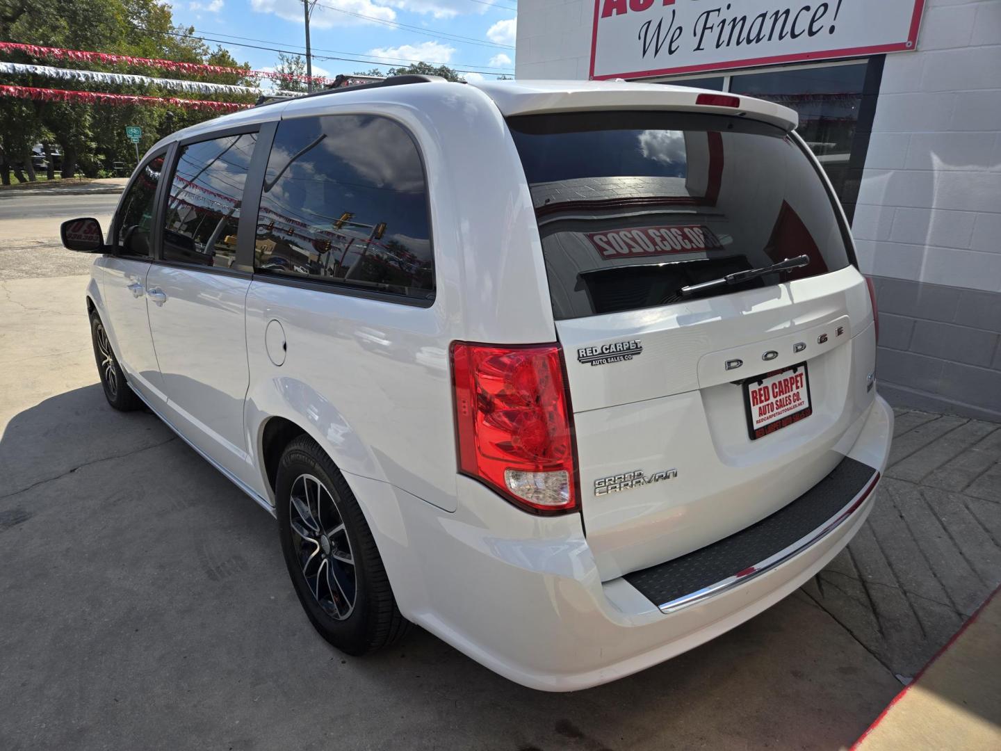 2018 WHITE Dodge Grand Caravan GT (2C4RDGEGXJR) with an 3.6L V6 DOHC 24V engine, 6A transmission, located at 503 West Court, Seguin, TX, 78155, (830) 379-3373, 29.568621, -97.969803 - Photo#3
