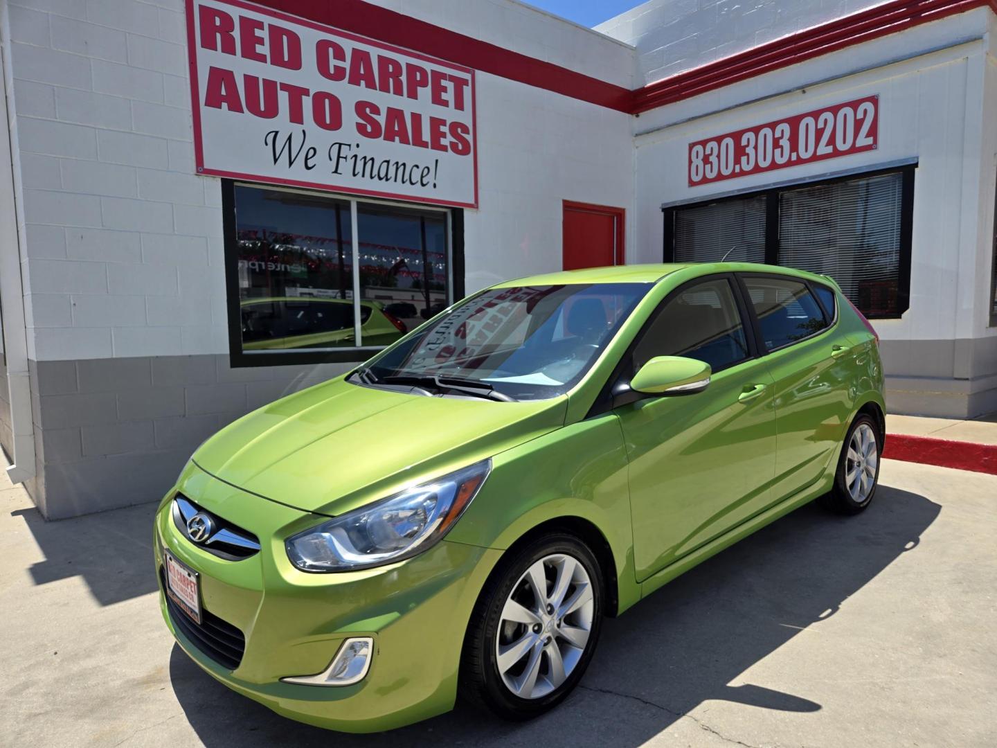 2013 Green Hyundai Accent SE 5-Door (KMHCU5AE3DU) with an 1.6L L4 DOHC 16V engine, Automatic transmission, located at 503 West Court, Seguin, TX, 78155, (830) 379-3373, 29.568621, -97.969803 - A Mean Green Machine! 2013 Hyundai Accent SE 5-Door with a 1.6L L4 DOHC 16V, Automatic, Tilt, Cruise, AM/FM/CD/AUX Stereo, Power Windows, Locks and Side Mirrors, Bluetooth, Alloy Wheels, Rear Wiper, Rear Defroster and more!! - Photo#0