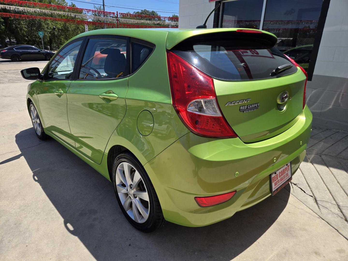 2013 Green Hyundai Accent SE 5-Door (KMHCU5AE3DU) with an 1.6L L4 DOHC 16V engine, Automatic transmission, located at 503 West Court, Seguin, TX, 78155, (830) 379-3373, 29.568621, -97.969803 - A Mean Green Machine! 2013 Hyundai Accent SE 5-Door with a 1.6L L4 DOHC 16V, Automatic, Tilt, Cruise, AM/FM/CD/AUX Stereo, Power Windows, Locks and Side Mirrors, Bluetooth, Alloy Wheels, Rear Wiper, Rear Defroster and more!! - Photo#3