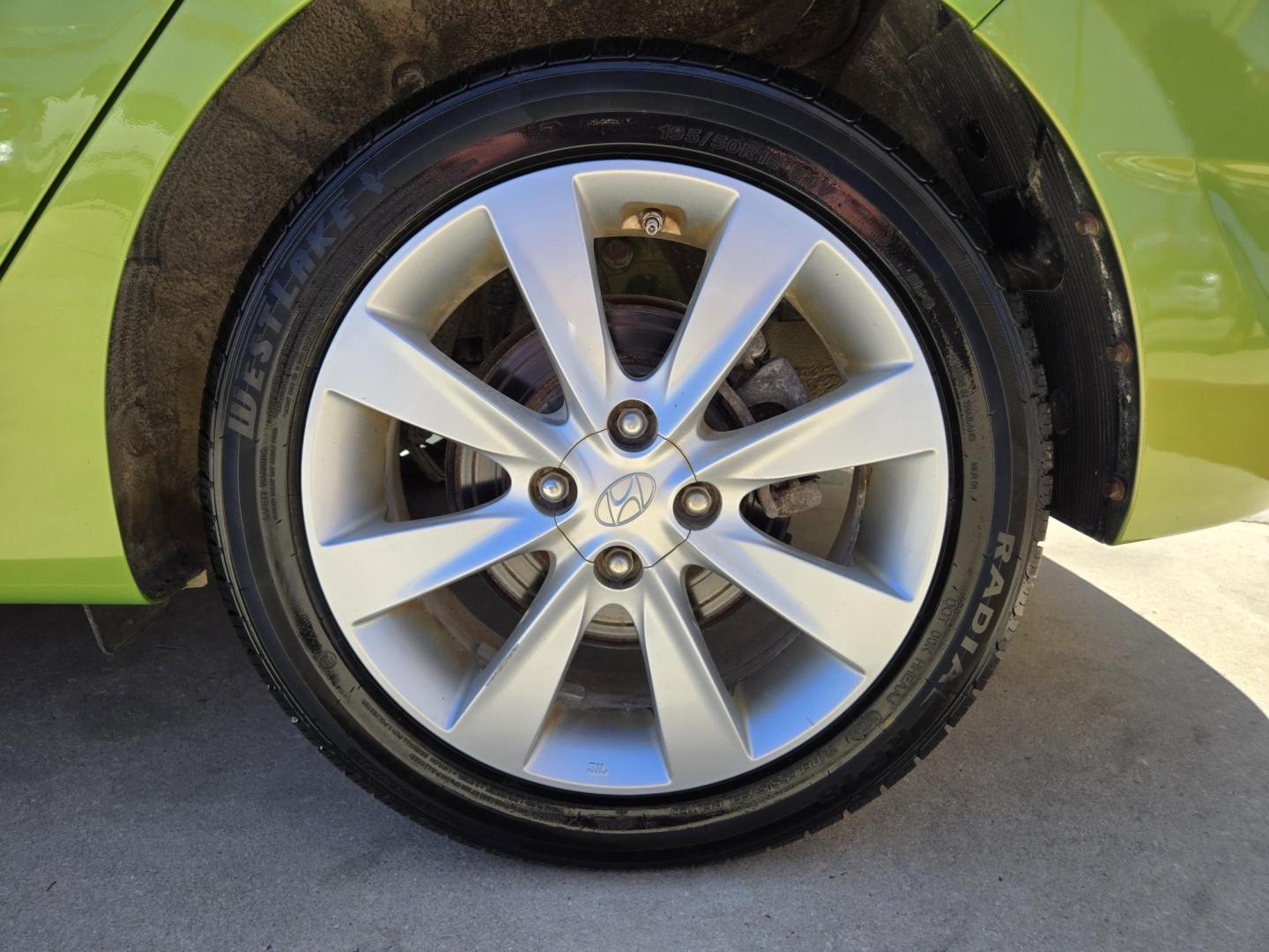 2013 Green Hyundai Accent SE 5-Door (KMHCU5AE3DU) with an 1.6L L4 DOHC 16V engine, Automatic transmission, located at 503 West Court, Seguin, TX, 78155, (830) 379-3373, 29.568621, -97.969803 - A Mean Green Machine! 2013 Hyundai Accent SE 5-Door with a 1.6L L4 DOHC 16V, Automatic, Tilt, Cruise, AM/FM/CD/AUX Stereo, Power Windows, Locks and Side Mirrors, Bluetooth, Alloy Wheels, Rear Wiper, Rear Defroster and more!! - Photo#8
