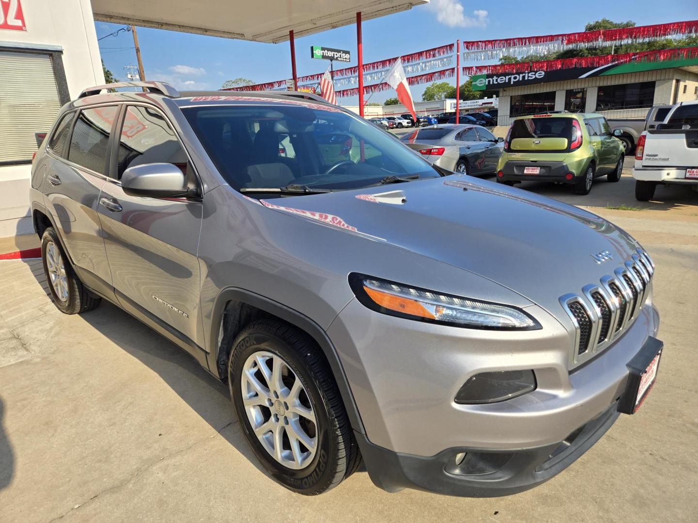 2017 SILVER Jeep Cherokee Latitude FWD (1C4PJLCB5HW) with an 2.4L L4 DOHC 16V engine, 9A transmission, located at 503 West Court, Seguin, TX, 78155, (830) 379-3373, 29.568621, -97.969803 - 2017 Jeep Cherokee Latitude FWD with a 2.4L L4 DOHC 16V, Automatic, Tilt, Cruise, AM/FM/AUX Touchscreen Stereo, Power Windows, Locks and Side Mirrors, Tinted Windows, Rear A/C, Alloy Wheels, Backup Camera, Rear Wiper, Rear Defroster and more!! - Photo#1