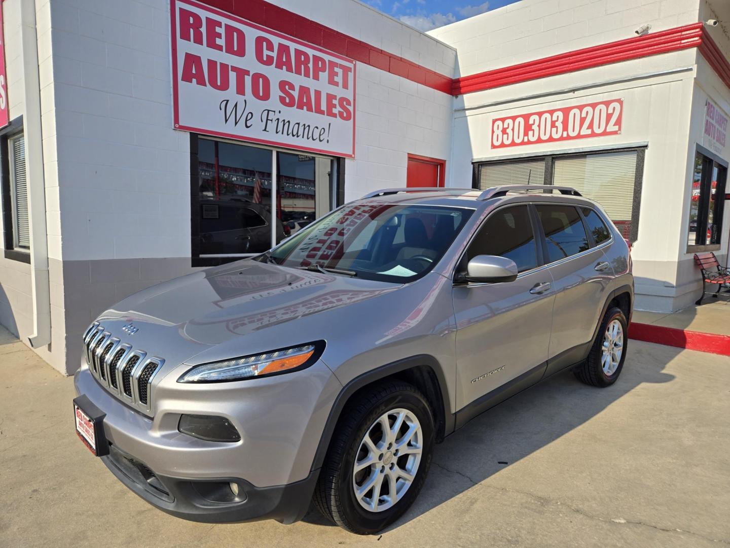 2017 SILVER Jeep Cherokee Latitude FWD (1C4PJLCB5HW) with an 2.4L L4 DOHC 16V engine, 9A transmission, located at 503 West Court, Seguin, TX, 78155, (830) 379-3373, 29.568621, -97.969803 - 2017 Jeep Cherokee Latitude FWD with a 2.4L L4 DOHC 16V, Automatic, Tilt, Cruise, AM/FM/AUX Touchscreen Stereo, Power Windows, Locks and Side Mirrors, Tinted Windows, Rear A/C, Alloy Wheels, Backup Camera, Rear Wiper, Rear Defroster and more!! - Photo#0