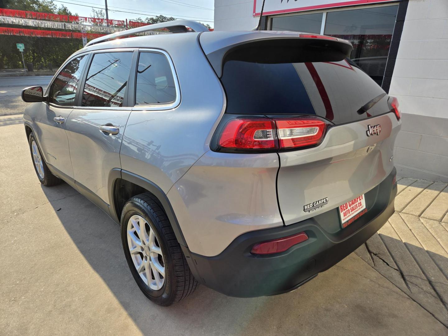 2017 SILVER Jeep Cherokee Latitude FWD (1C4PJLCB5HW) with an 2.4L L4 DOHC 16V engine, 9A transmission, located at 503 West Court, Seguin, TX, 78155, (830) 379-3373, 29.568621, -97.969803 - 2017 Jeep Cherokee Latitude FWD with a 2.4L L4 DOHC 16V, Automatic, Tilt, Cruise, AM/FM/AUX Touchscreen Stereo, Power Windows, Locks and Side Mirrors, Tinted Windows, Rear A/C, Alloy Wheels, Backup Camera, Rear Wiper, Rear Defroster and more!! - Photo#3