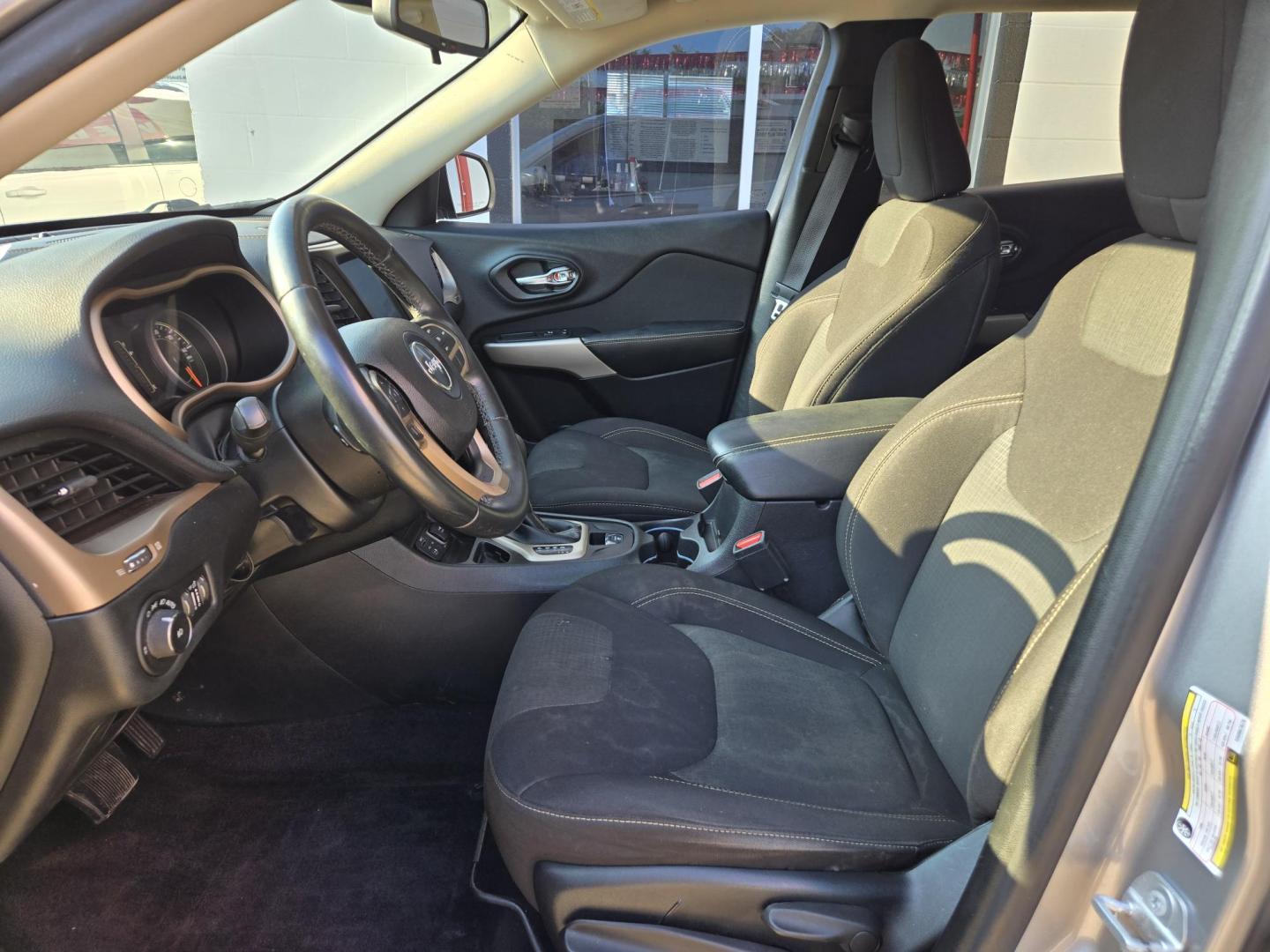 2017 SILVER Jeep Cherokee Latitude FWD (1C4PJLCB5HW) with an 2.4L L4 DOHC 16V engine, 9A transmission, located at 503 West Court, Seguin, TX, 78155, (830) 379-3373, 29.568621, -97.969803 - 2017 Jeep Cherokee Latitude FWD with a 2.4L L4 DOHC 16V, Automatic, Tilt, Cruise, AM/FM/AUX Touchscreen Stereo, Power Windows, Locks and Side Mirrors, Tinted Windows, Rear A/C, Alloy Wheels, Backup Camera, Rear Wiper, Rear Defroster and more!! - Photo#4