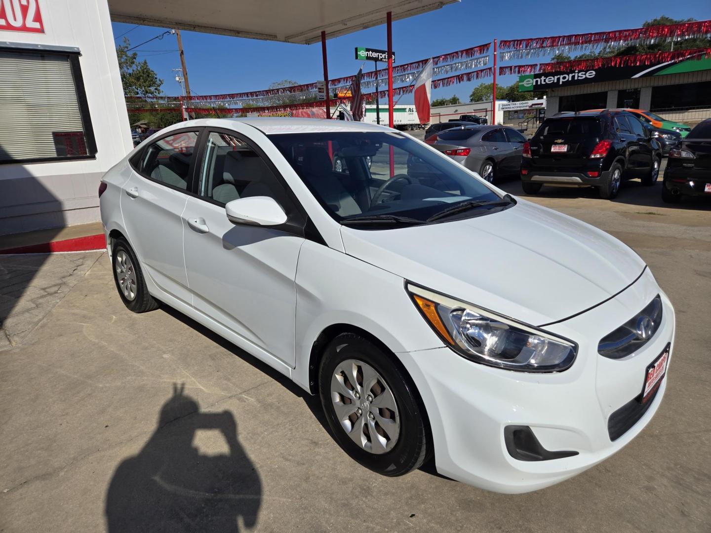 2015 WHITE Hyundai Accent GLS 4-Door 6A (KMHCT4AE7FU) with an 1.6L L4 DOHC 16V engine, 6-Speed Automatic transmission, located at 503 West Court, Seguin, TX, 78155, (830) 379-3373, 29.568621, -97.969803 - 2015 Hyundai Accent GLS with a 1.6L L4 DOHC 16V, Automatic, Tilt, Cruise, AM/FM/CD Stereo, Power Windows, Locks and Side Mirrors, Rear Defroster and more!! - Photo#1