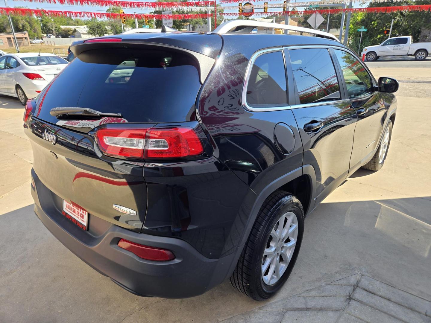 2017 Black Jeep Cherokee Latitude FWD (1C4PJLCB7HW) with an 2.4L L4 DOHC 16V engine, 9A transmission, located at 503 West Court, Seguin, TX, 78155, (830) 379-3373, 29.568621, -97.969803 - Photo#2