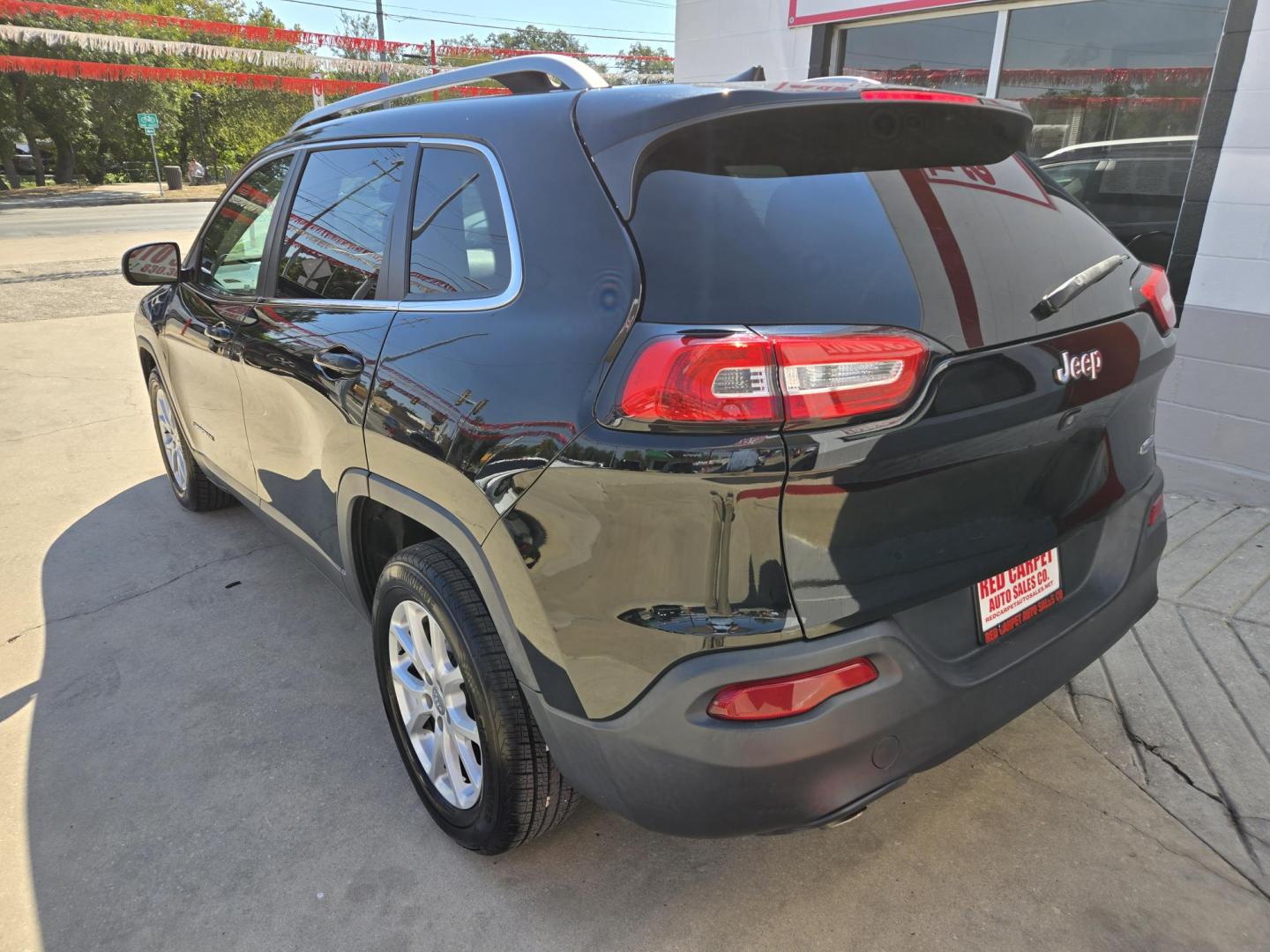 2017 Black Jeep Cherokee Latitude FWD (1C4PJLCB7HW) with an 2.4L L4 DOHC 16V engine, 9A transmission, located at 503 West Court, Seguin, TX, 78155, (830) 379-3373, 29.568621, -97.969803 - Photo#3