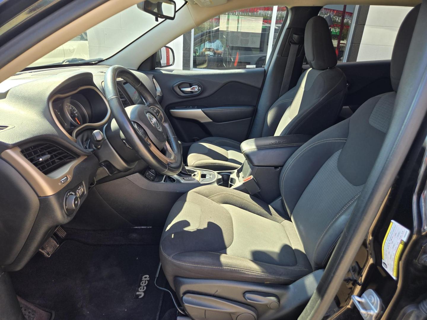 2017 Black Jeep Cherokee Latitude FWD (1C4PJLCB7HW) with an 2.4L L4 DOHC 16V engine, 9A transmission, located at 503 West Court, Seguin, TX, 78155, (830) 379-3373, 29.568621, -97.969803 - Photo#4