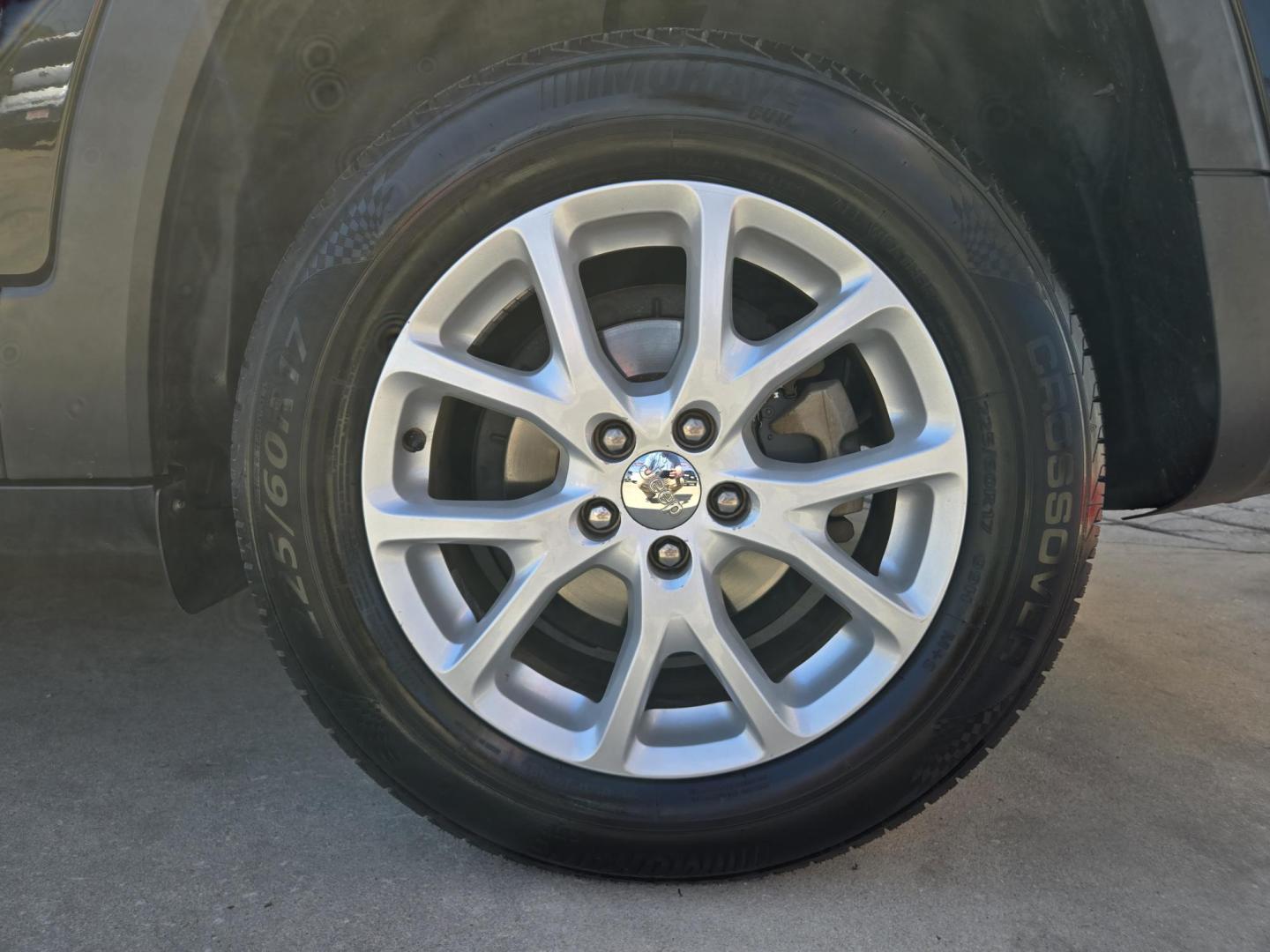 2017 Black Jeep Cherokee Latitude FWD (1C4PJLCB7HW) with an 2.4L L4 DOHC 16V engine, 9A transmission, located at 503 West Court, Seguin, TX, 78155, (830) 379-3373, 29.568621, -97.969803 - Photo#8
