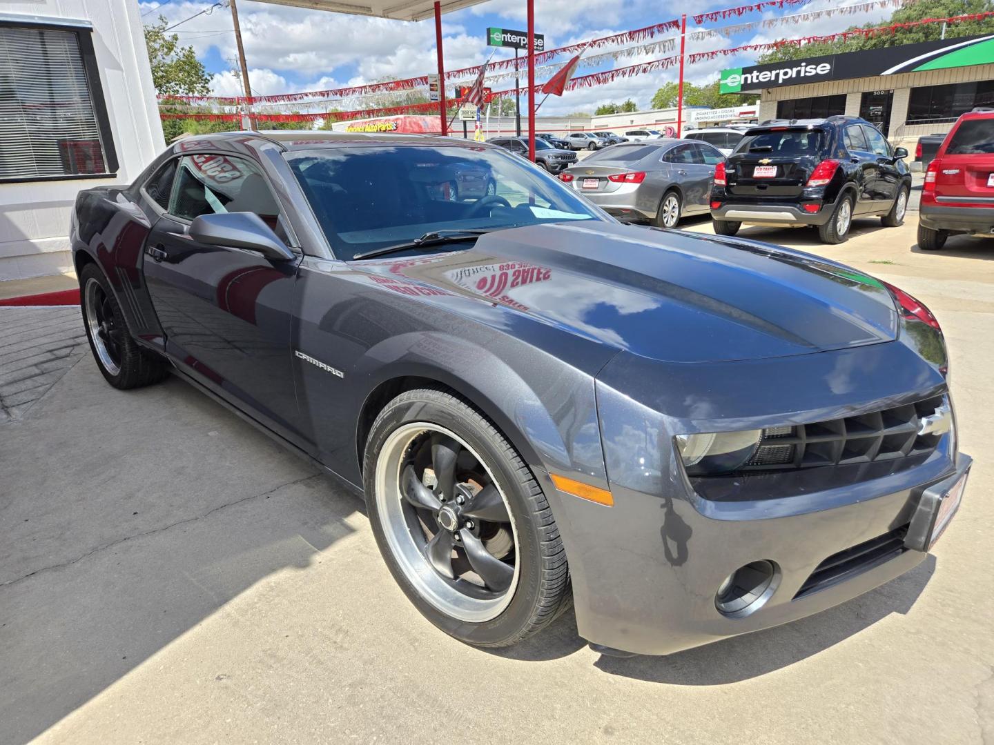 2011 GRAY Chevrolet Camaro LS Coupe (2G1FA1ED3B9) with an 3.6L V6 DOHC 24V engine, 6-Speed Automatic transmission, located at 503 West Court, Seguin, TX, 78155, (830) 379-3373, 29.568621, -97.969803 - 2011 Chevrolet Camaro LS Coupe with a 3.6L V6 DOHC 24V, Automatic, Tilt, Cruise, AM/FM/CD Stereo, Power Windows, Locks, Seat and Side Mirrors, Bluetooth, Onstar Capability, Automatic Headlights, Rear Defroster and more!! - Photo#1