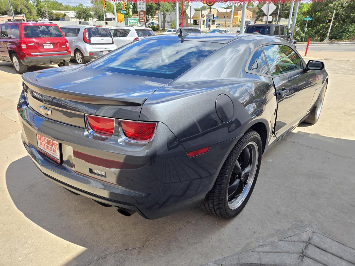 2011 GRAY Chevrolet Camaro LS Coupe (2G1FA1ED3B9) with an 3.6L V6 DOHC 24V engine, 6-Speed Automatic transmission, located at 503 West Court, Seguin, TX, 78155, (830) 379-3373, 29.568621, -97.969803 - 2011 Chevrolet Camaro LS Coupe with a 3.6L V6 DOHC 24V, Automatic, Tilt, Cruise, AM/FM/CD Stereo, Power Windows, Locks, Seat and Side Mirrors, Bluetooth, Onstar Capability, Automatic Headlights, Rear Defroster and more!! - Photo#2