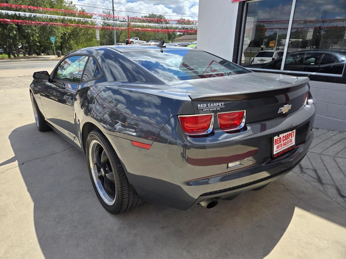 2011 GRAY Chevrolet Camaro LS Coupe (2G1FA1ED3B9) with an 3.6L V6 DOHC 24V engine, 6-Speed Automatic transmission, located at 503 West Court, Seguin, TX, 78155, (830) 379-3373, 29.568621, -97.969803 - 2011 Chevrolet Camaro LS Coupe with a 3.6L V6 DOHC 24V, Automatic, Tilt, Cruise, AM/FM/CD Stereo, Power Windows, Locks, Seat and Side Mirrors, Bluetooth, Onstar Capability, Automatic Headlights, Rear Defroster and more!! - Photo#3