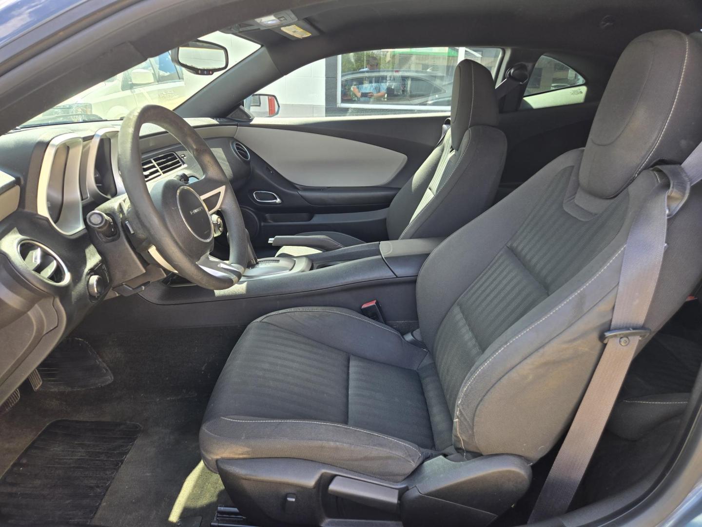 2011 GRAY Chevrolet Camaro LS Coupe (2G1FA1ED3B9) with an 3.6L V6 DOHC 24V engine, 6-Speed Automatic transmission, located at 503 West Court, Seguin, TX, 78155, (830) 379-3373, 29.568621, -97.969803 - 2011 Chevrolet Camaro LS Coupe with a 3.6L V6 DOHC 24V, Automatic, Tilt, Cruise, AM/FM/CD Stereo, Power Windows, Locks, Seat and Side Mirrors, Bluetooth, Onstar Capability, Automatic Headlights, Rear Defroster and more!! - Photo#4