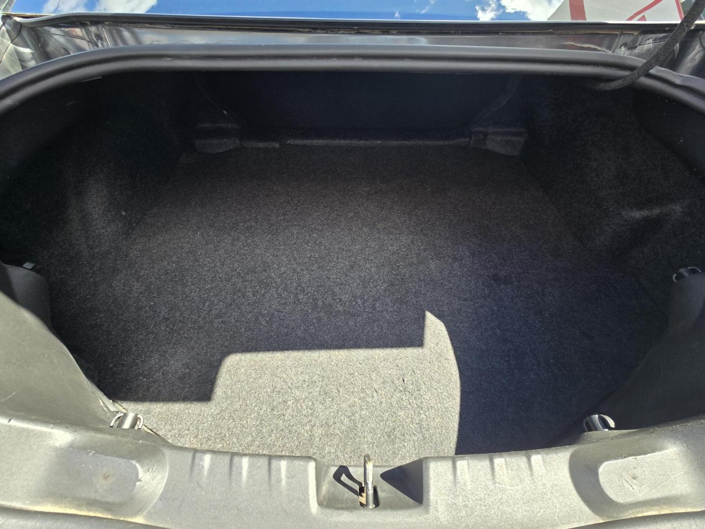 2011 GRAY Chevrolet Camaro LS Coupe (2G1FA1ED3B9) with an 3.6L V6 DOHC 24V engine, 6-Speed Automatic transmission, located at 503 West Court, Seguin, TX, 78155, (830) 379-3373, 29.568621, -97.969803 - 2011 Chevrolet Camaro LS Coupe with a 3.6L V6 DOHC 24V, Automatic, Tilt, Cruise, AM/FM/CD Stereo, Power Windows, Locks, Seat and Side Mirrors, Bluetooth, Onstar Capability, Automatic Headlights, Rear Defroster and more!! - Photo#7