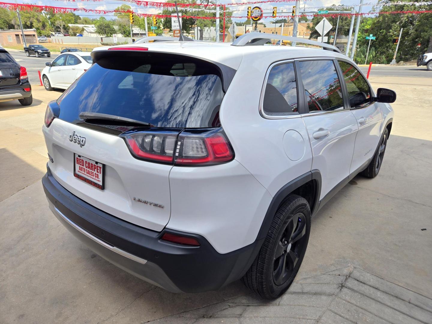 2019 WHITE Jeep Cherokee Limited FWD (1C4PJLDB3KD) with an 2.4L L4 DOHC 16V engine, 9A transmission, located at 503 West Court, Seguin, TX, 78155, (830) 379-3373, 29.568621, -97.969803 - 2019 Jeep Cherokee Limited FWD with a 2.4L L4 DOHC 16V, Automatic, Tilt, Cruise, AM/FM/AUX Touchscreen Stereo, Power Windows, Locks, Seat and Side Mirrors, Leather Seating, Bluetooth, Dual Climate Control, Rear A/C, Tinted Windows, Power Rear Liftgate, Backup Camera, Bumper Sensors, Rear Wiper, Rear - Photo#2