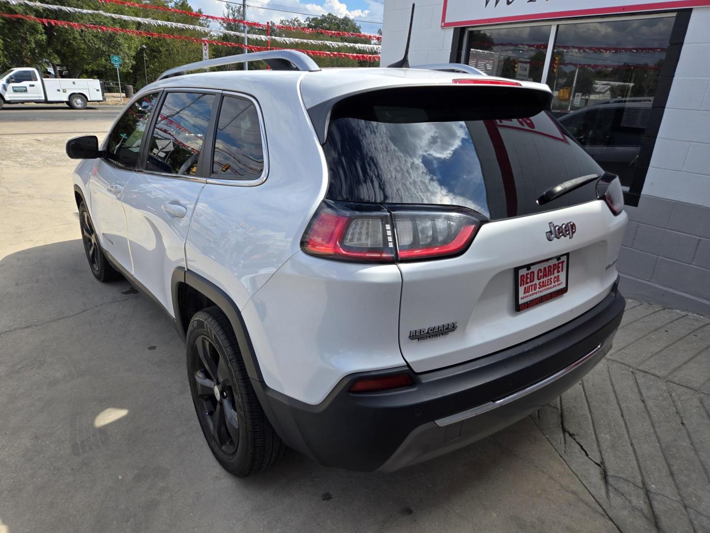 2019 WHITE Jeep Cherokee Limited FWD (1C4PJLDB3KD) with an 2.4L L4 DOHC 16V engine, 9A transmission, located at 503 West Court, Seguin, TX, 78155, (830) 379-3373, 29.568621, -97.969803 - 2019 Jeep Cherokee Limited FWD with a 2.4L L4 DOHC 16V, Automatic, Tilt, Cruise, AM/FM/AUX Touchscreen Stereo, Power Windows, Locks, Seat and Side Mirrors, Leather Seating, Bluetooth, Dual Climate Control, Rear A/C, Tinted Windows, Power Rear Liftgate, Backup Camera, Bumper Sensors, Rear Wiper, Rear - Photo#3
