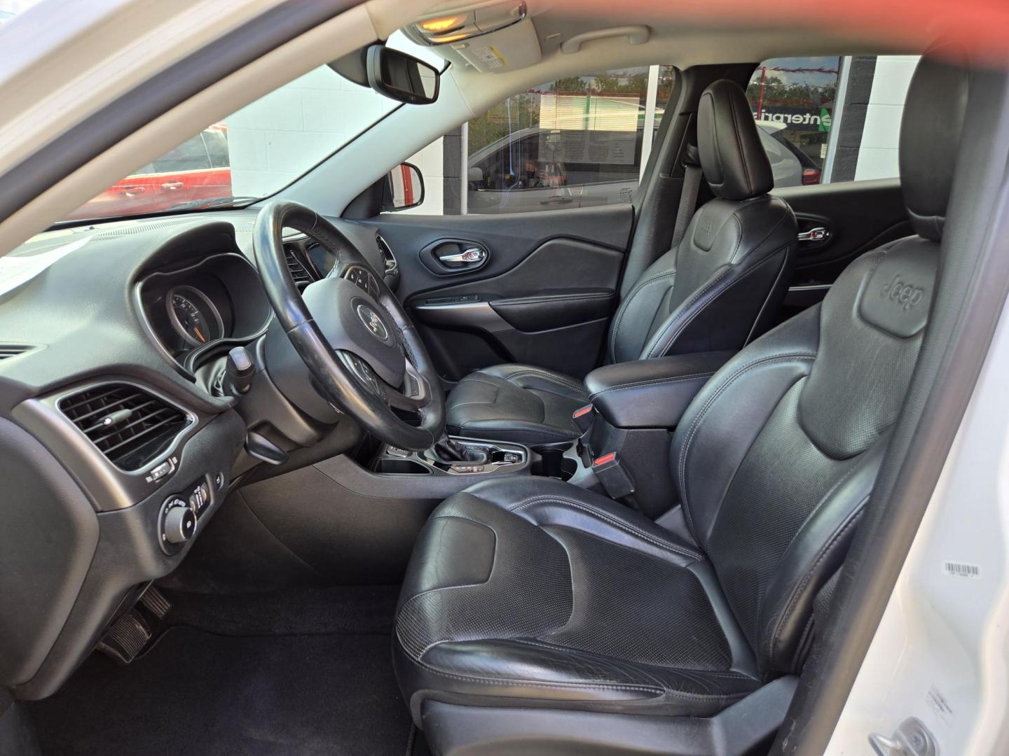 2019 WHITE Jeep Cherokee Limited FWD (1C4PJLDB3KD) with an 2.4L L4 DOHC 16V engine, 9A transmission, located at 503 West Court, Seguin, TX, 78155, (830) 379-3373, 29.568621, -97.969803 - 2019 Jeep Cherokee Limited FWD with a 2.4L L4 DOHC 16V, Automatic, Tilt, Cruise, AM/FM/AUX Touchscreen Stereo, Power Windows, Locks, Seat and Side Mirrors, Leather Seating, Bluetooth, Dual Climate Control, Rear A/C, Tinted Windows, Power Rear Liftgate, Backup Camera, Bumper Sensors, Rear Wiper, Rear - Photo#4