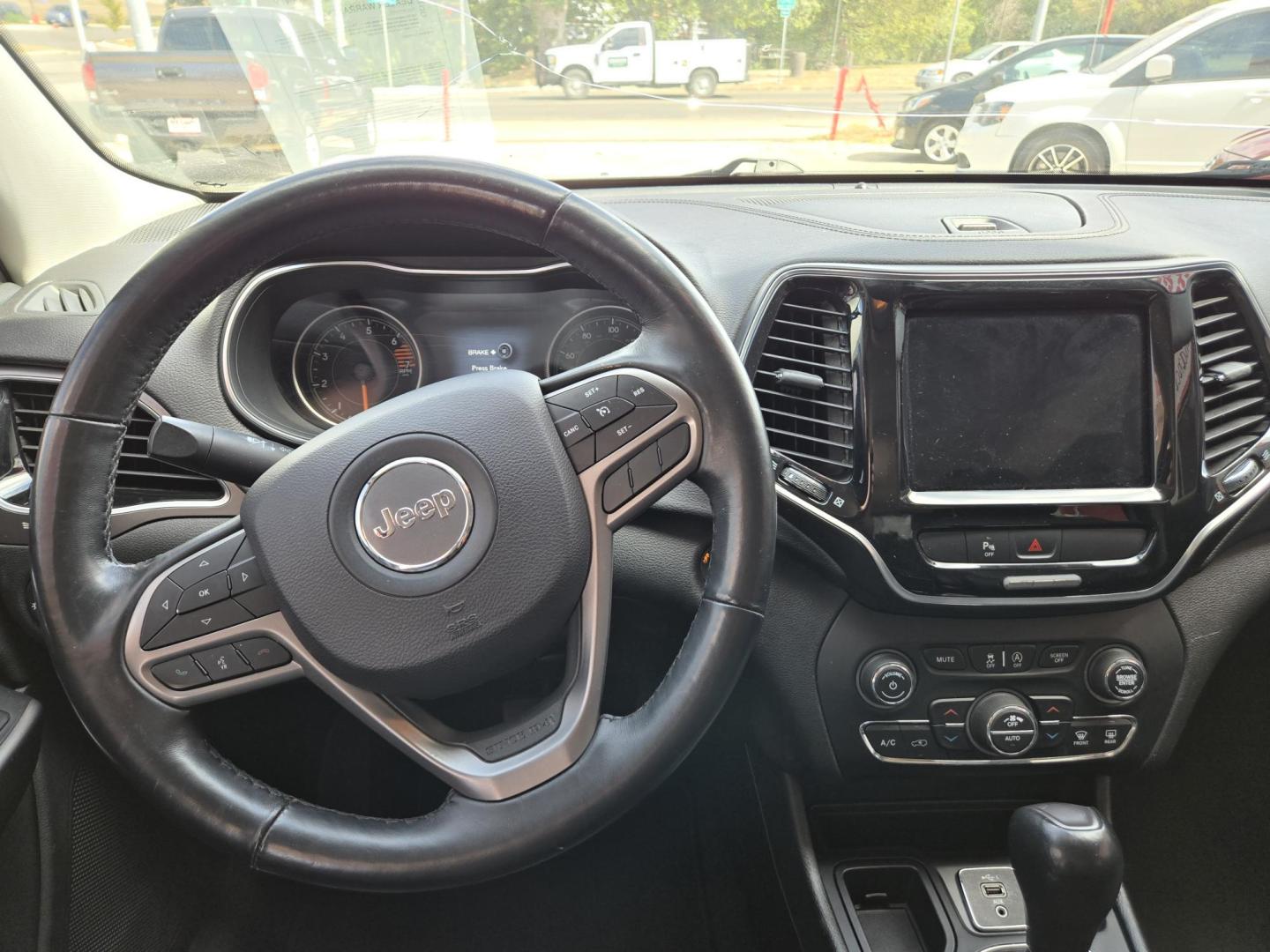 2019 WHITE Jeep Cherokee Limited FWD (1C4PJLDB3KD) with an 2.4L L4 DOHC 16V engine, 9A transmission, located at 503 West Court, Seguin, TX, 78155, (830) 379-3373, 29.568621, -97.969803 - 2019 Jeep Cherokee Limited FWD with a 2.4L L4 DOHC 16V, Automatic, Tilt, Cruise, AM/FM/AUX Touchscreen Stereo, Power Windows, Locks, Seat and Side Mirrors, Leather Seating, Bluetooth, Dual Climate Control, Rear A/C, Tinted Windows, Power Rear Liftgate, Backup Camera, Bumper Sensors, Rear Wiper, Rear - Photo#5