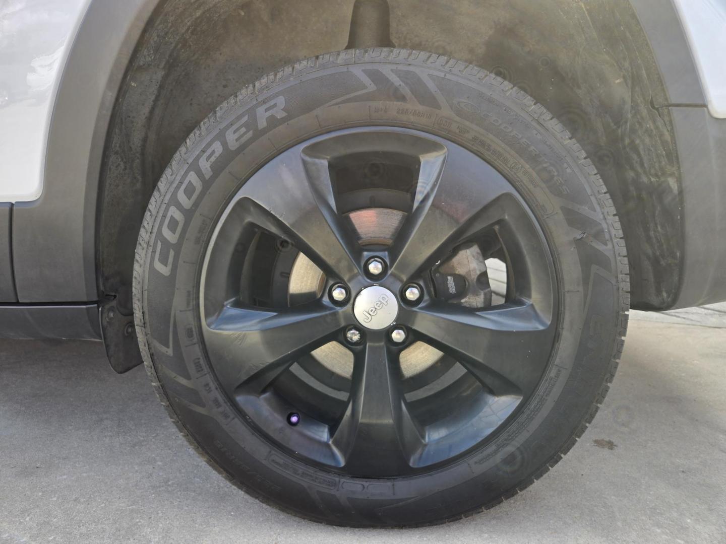 2019 WHITE Jeep Cherokee Limited FWD (1C4PJLDB3KD) with an 2.4L L4 DOHC 16V engine, 9A transmission, located at 503 West Court, Seguin, TX, 78155, (830) 379-3373, 29.568621, -97.969803 - 2019 Jeep Cherokee Limited FWD with a 2.4L L4 DOHC 16V, Automatic, Tilt, Cruise, AM/FM/AUX Touchscreen Stereo, Power Windows, Locks, Seat and Side Mirrors, Leather Seating, Bluetooth, Dual Climate Control, Rear A/C, Tinted Windows, Power Rear Liftgate, Backup Camera, Bumper Sensors, Rear Wiper, Rear - Photo#8