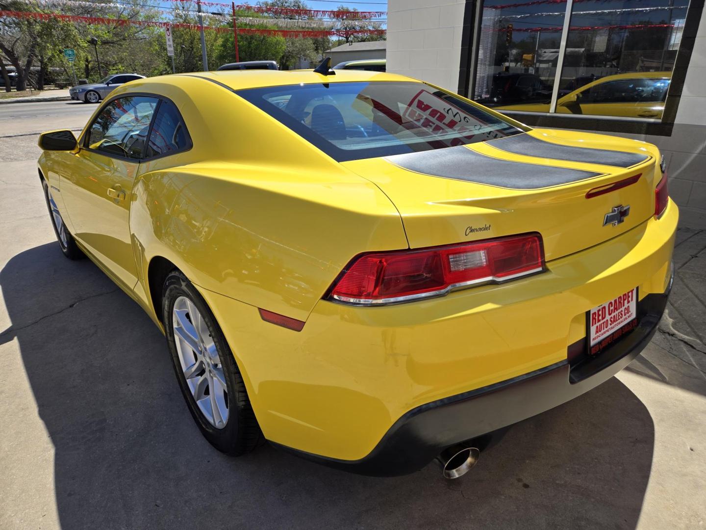 2014 YELLOW Chevrolet Camaro 2LS Coupe (2G1FA1E34E9) with an 3.6L V6 DOHC 24V FFV engine, 6-Speed Automatic transmission, located at 503 West Court, Seguin, TX, 78155, (830) 379-3373, 29.568621, -97.969803 - 2014 Chevrolet Camaro 2LS Coupe with a 3.6L V6 DOHC 24V FFV, Automatic, Tilt, Cruise, AM/FM/CD/AUX Stereo, Power Windows, Locks and Side Mirrors, Automatic Headlights, Alloy Wheels, Onstar Capability, Rear Defroster and more!! - Photo#3