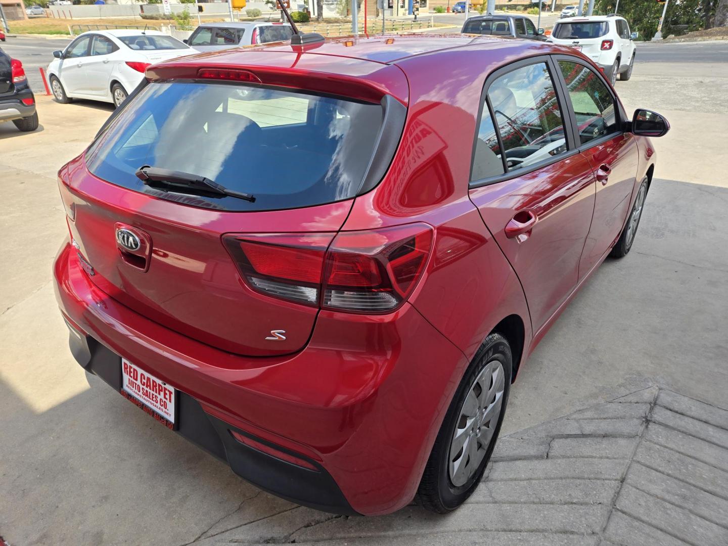 2020 Red Kia Rio5 S (3KPA25AD1LE) with an 1.6L L4 DOHC 16V engine, 6A transmission, located at 503 West Court, Seguin, TX, 78155, (830) 379-3373, 29.568621, -97.969803 - Photo#2