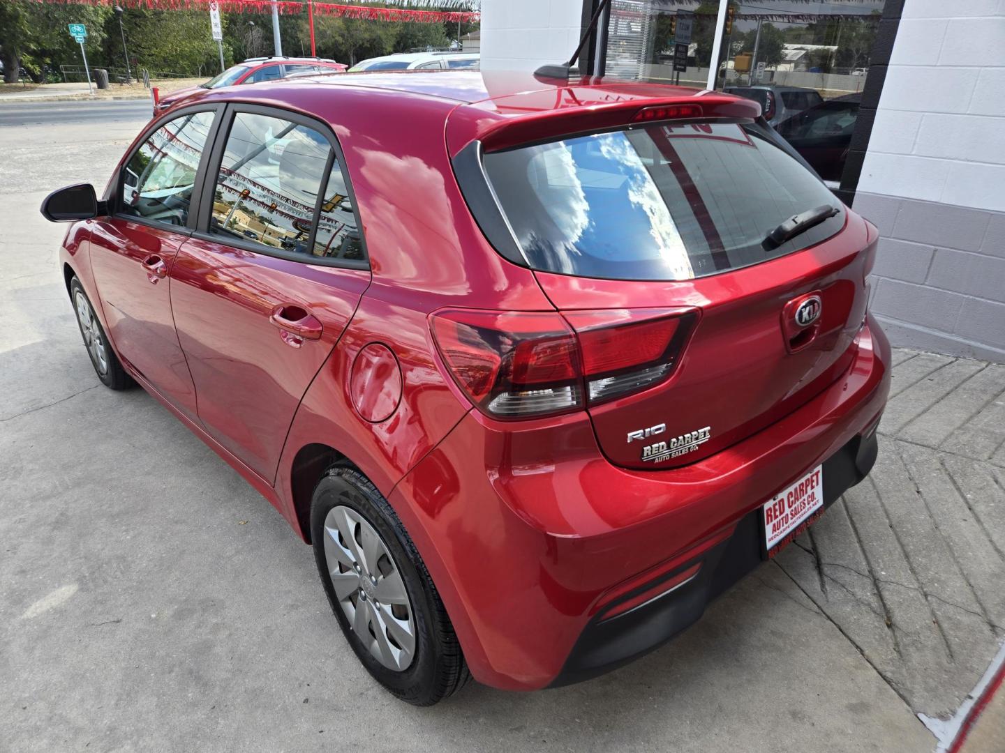 2020 Red Kia Rio5 S (3KPA25AD1LE) with an 1.6L L4 DOHC 16V engine, 6A transmission, located at 503 West Court, Seguin, TX, 78155, (830) 379-3373, 29.568621, -97.969803 - Photo#3