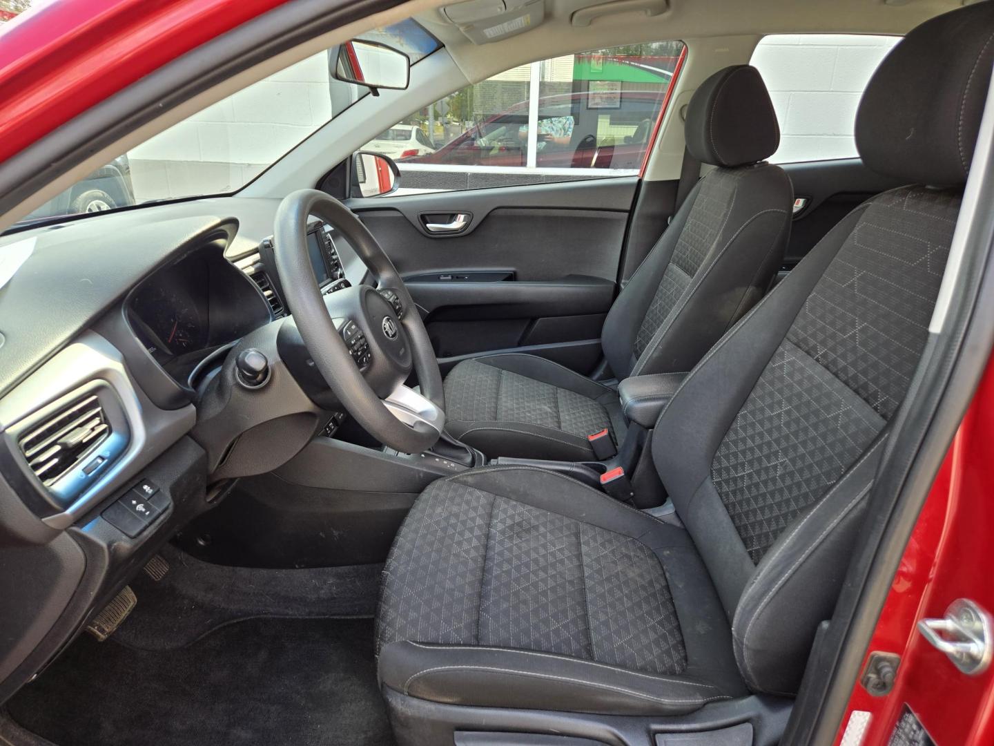 2020 Red Kia Rio5 S (3KPA25AD1LE) with an 1.6L L4 DOHC 16V engine, 6A transmission, located at 503 West Court, Seguin, TX, 78155, (830) 379-3373, 29.568621, -97.969803 - Photo#4
