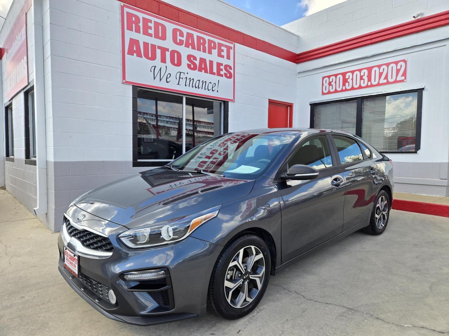 2020 GRAY Kia Forte FE 6M (3KPF24AD6LE) with an 2.0L L4 DOHC 16V engine, Automatic transmission, located at 503 West Court, Seguin, TX, 78155, (830) 379-3373, 29.568621, -97.969803 - 2020 Kia Forte FE with a 2.0L L4 DOHC 16V, Automatic, Tilt, Cruise, AM/FM/AUX Touchscreen Stereo, Power Windows, Locks and Side Mirrors, Alloy Wheels, Backup Camera and more!! - Photo#0