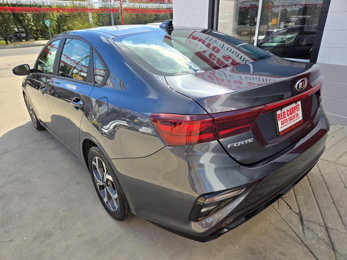 2020 GRAY Kia Forte FE 6M (3KPF24AD6LE) with an 2.0L L4 DOHC 16V engine, Automatic transmission, located at 503 West Court, Seguin, TX, 78155, (830) 379-3373, 29.568621, -97.969803 - 2020 Kia Forte FE with a 2.0L L4 DOHC 16V, Automatic, Tilt, Cruise, AM/FM/AUX Touchscreen Stereo, Power Windows, Locks and Side Mirrors, Alloy Wheels, Backup Camera and more!! - Photo#3