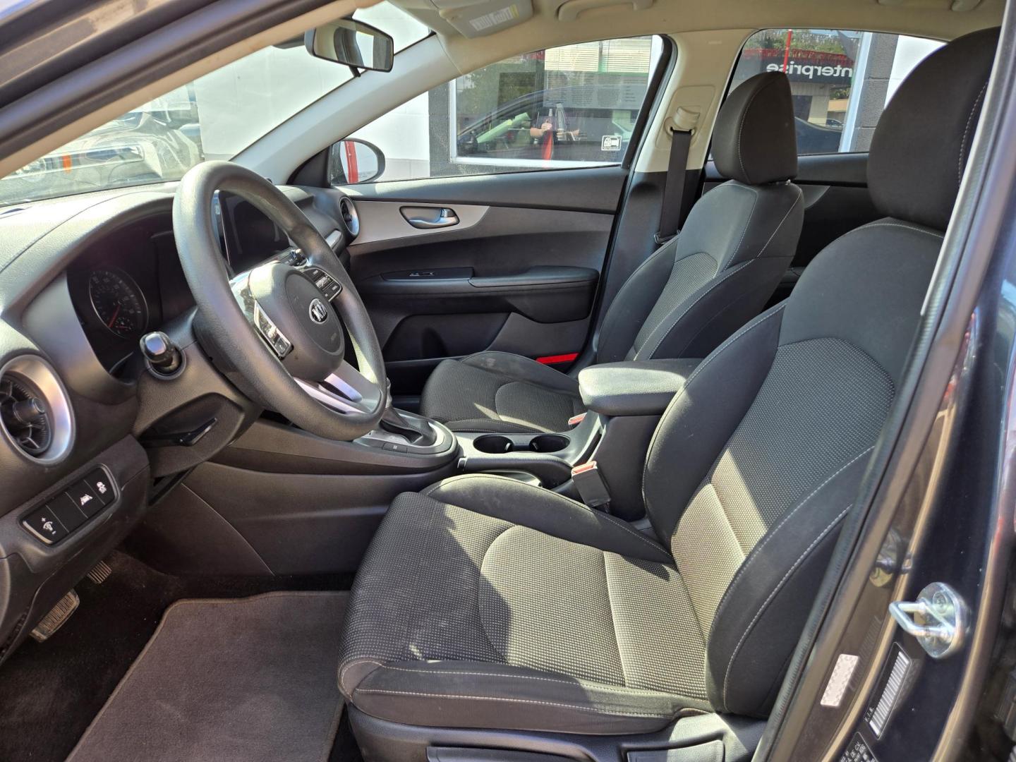 2020 GRAY Kia Forte FE 6M (3KPF24AD6LE) with an 2.0L L4 DOHC 16V engine, Automatic transmission, located at 503 West Court, Seguin, TX, 78155, (830) 379-3373, 29.568621, -97.969803 - 2020 Kia Forte FE with a 2.0L L4 DOHC 16V, Automatic, Tilt, Cruise, AM/FM/AUX Touchscreen Stereo, Power Windows, Locks and Side Mirrors, Alloy Wheels, Backup Camera and more!! - Photo#4