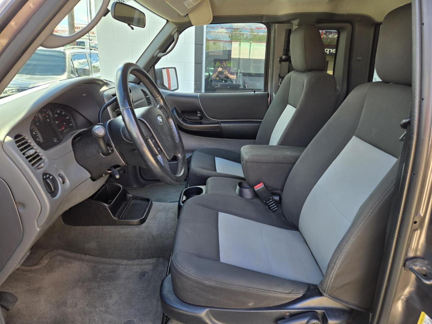 2011 GRAY Ford Ranger Sport SuperCab 4-Door 2WD (1FTKR4EE0BP) with an 4.0L V6 SOHC 12V engine, Automatic transmission, located at 503 West Court, Seguin, TX, 78155, (830) 379-3373, 29.568621, -97.969803 - Photo#4