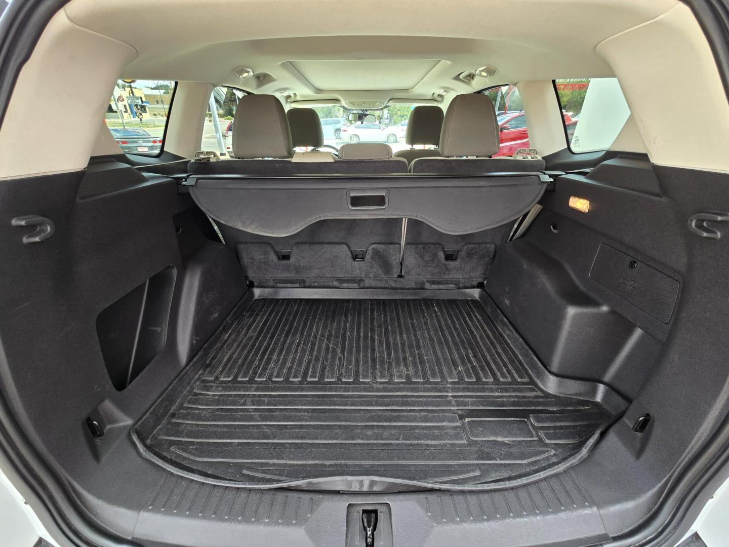 2014 WHITE Ford Escape SE FWD (1FMCU0G99EU) with an 2.0L L4 DOHC 16V engine, 6-Speed Automatic transmission, located at 503 West Court, Seguin, TX, 78155, (830) 379-3373, 29.568621, -97.969803 - 2014 Ford Escape SE FWD with a 2.0L L4 DOHC 16V, Automatic, Tilt, Cruise, AM/FM/CD Stereo, Power Windows, Locks, Seats and Side Mirrors, Bluetooth, Automatic Headlights, Power Sunroof, Alloy Wheels, Backup Camera, Rear Wiper, Rear Defroster and more!! - Photo#7