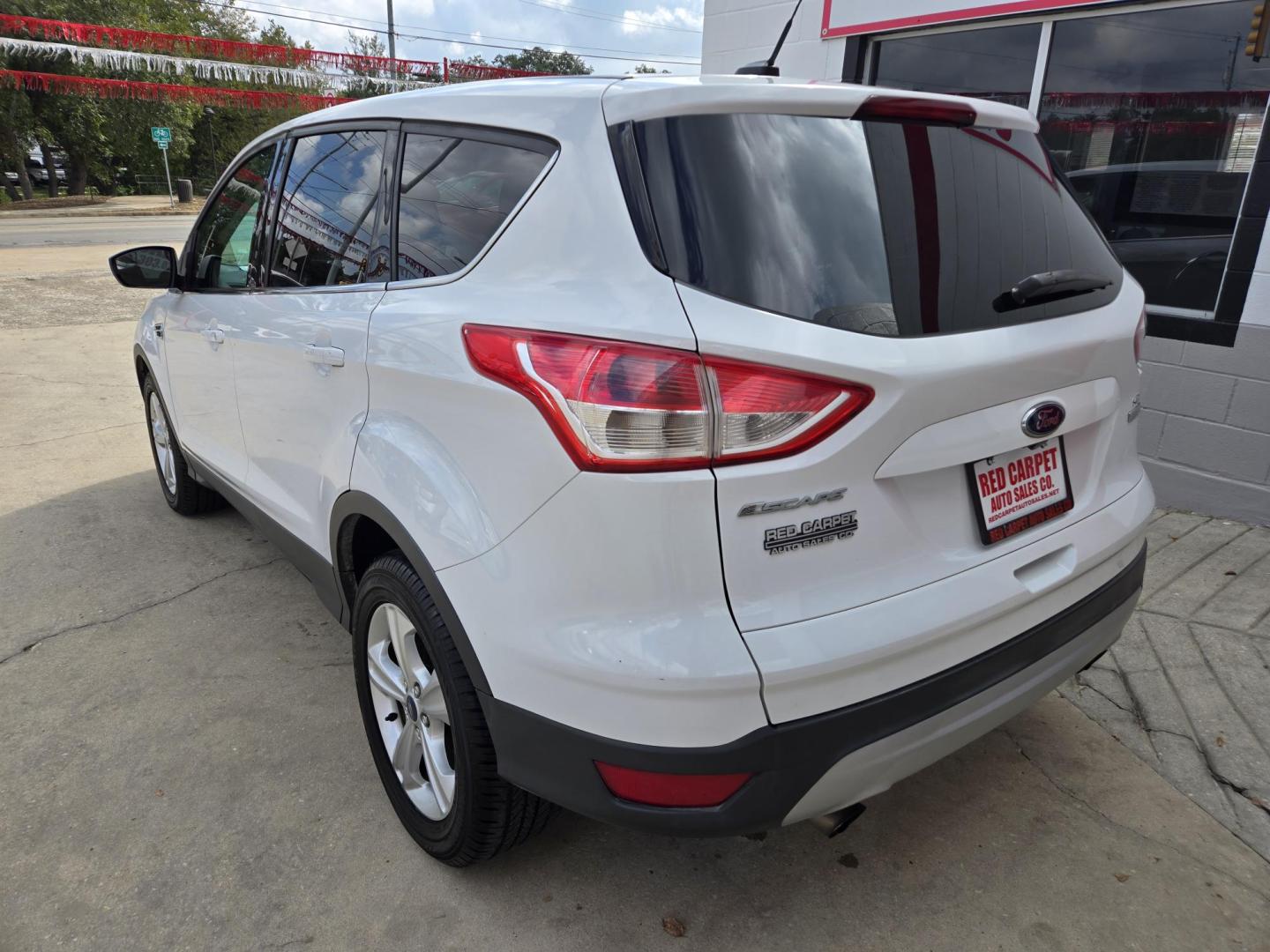 2014 WHITE Ford Escape SE FWD (1FMCU0G99EU) with an 2.0L L4 DOHC 16V engine, 6-Speed Automatic transmission, located at 503 West Court, Seguin, TX, 78155, (830) 379-3373, 29.568621, -97.969803 - 2014 Ford Escape SE FWD with a 2.0L L4 DOHC 16V, Automatic, Tilt, Cruise, AM/FM/CD Stereo, Power Windows, Locks, Seats and Side Mirrors, Bluetooth, Automatic Headlights, Power Sunroof, Alloy Wheels, Backup Camera, Rear Wiper, Rear Defroster and more!! - Photo#3
