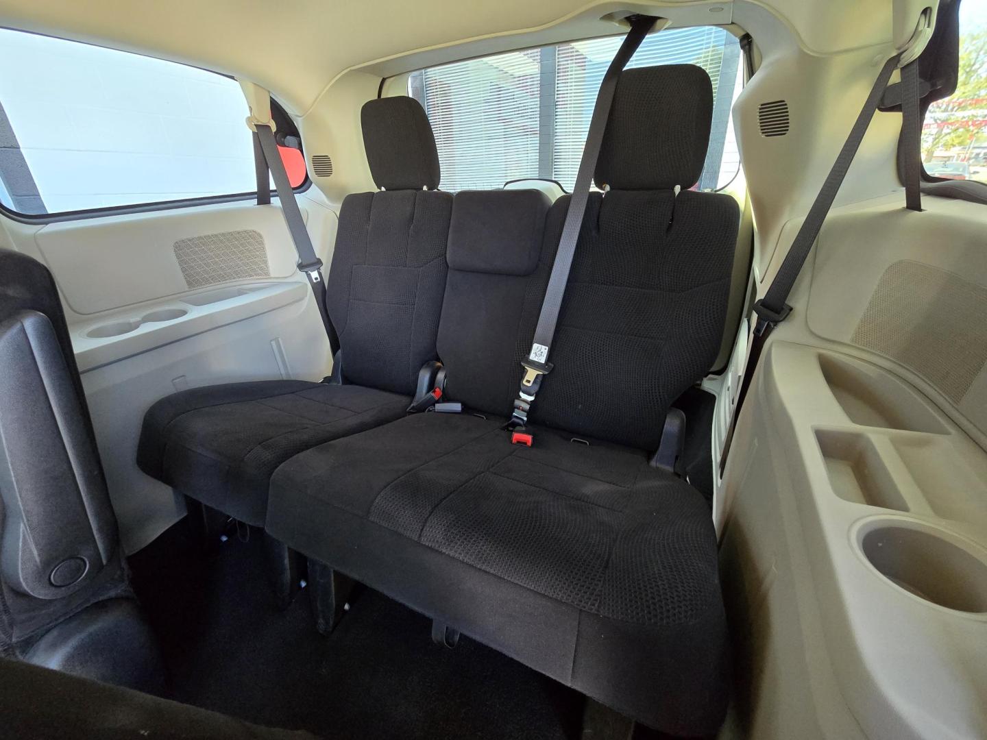 2014 GRAY Dodge Grand Caravan SXT (2C4RDGCG8ER) with an 3.6L V6 DOHC 24V engine, 6-Speed Automatic transmission, located at 503 West Court, Seguin, TX, 78155, (830) 379-3373, 29.568621, -97.969803 - 2014 Dodge Grand Caravan SXT with a 3.6L V6 DOHC 24V, Automatic, Tilt, Cruise, AM/FM/CD/AUX Stereo, Power Windows, Locks, Seat and Side Mirrors, Stow n Go Seating System, Dual Climate Control, Rear A/C, Power Sliding Side Doors, Power Rear Hatch, Tinted Windows, Alloy Wheels, Rear Wiper, Rear Defros - Photo#7