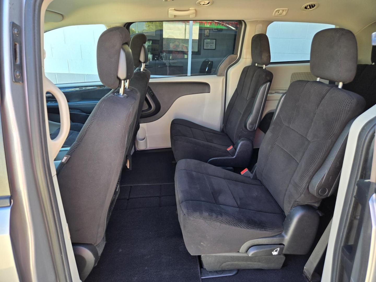 2014 GRAY Dodge Grand Caravan SXT (2C4RDGCG8ER) with an 3.6L V6 DOHC 24V engine, 6-Speed Automatic transmission, located at 503 West Court, Seguin, TX, 78155, (830) 379-3373, 29.568621, -97.969803 - 2014 Dodge Grand Caravan SXT with a 3.6L V6 DOHC 24V, Automatic, Tilt, Cruise, AM/FM/CD/AUX Stereo, Power Windows, Locks, Seat and Side Mirrors, Stow n Go Seating System, Dual Climate Control, Rear A/C, Power Sliding Side Doors, Power Rear Hatch, Tinted Windows, Alloy Wheels, Rear Wiper, Rear Defros - Photo#6