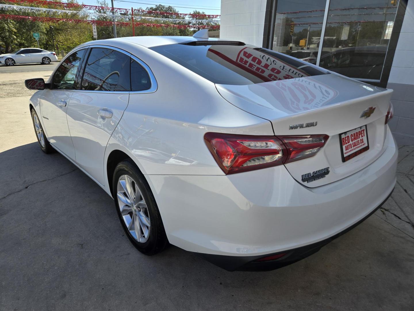 2019 WHITE Chevrolet Malibu LT (1G1ZD5ST1KF) with an 1.5L L4 DOHC 16V engine, Automatic transmission, located at 503 West Court, Seguin, TX, 78155, (830) 379-3373, 29.568621, -97.969803 - 2019 Chevrolet Malibu LT with a 1.5L L4 DOHC 16V, Automatic, Tilt, Cruise, AM/FM Touchscreen Stereo, Power Windows, Locks, Seat and Side Mirrors, Bluetooth, Dual Climate Control, Onstar Capability, Tinted Windows, Alloy Wheels, Automatic Headlights, Heated Seats, Backup Camera, Rear Defroster and mo - Photo#3