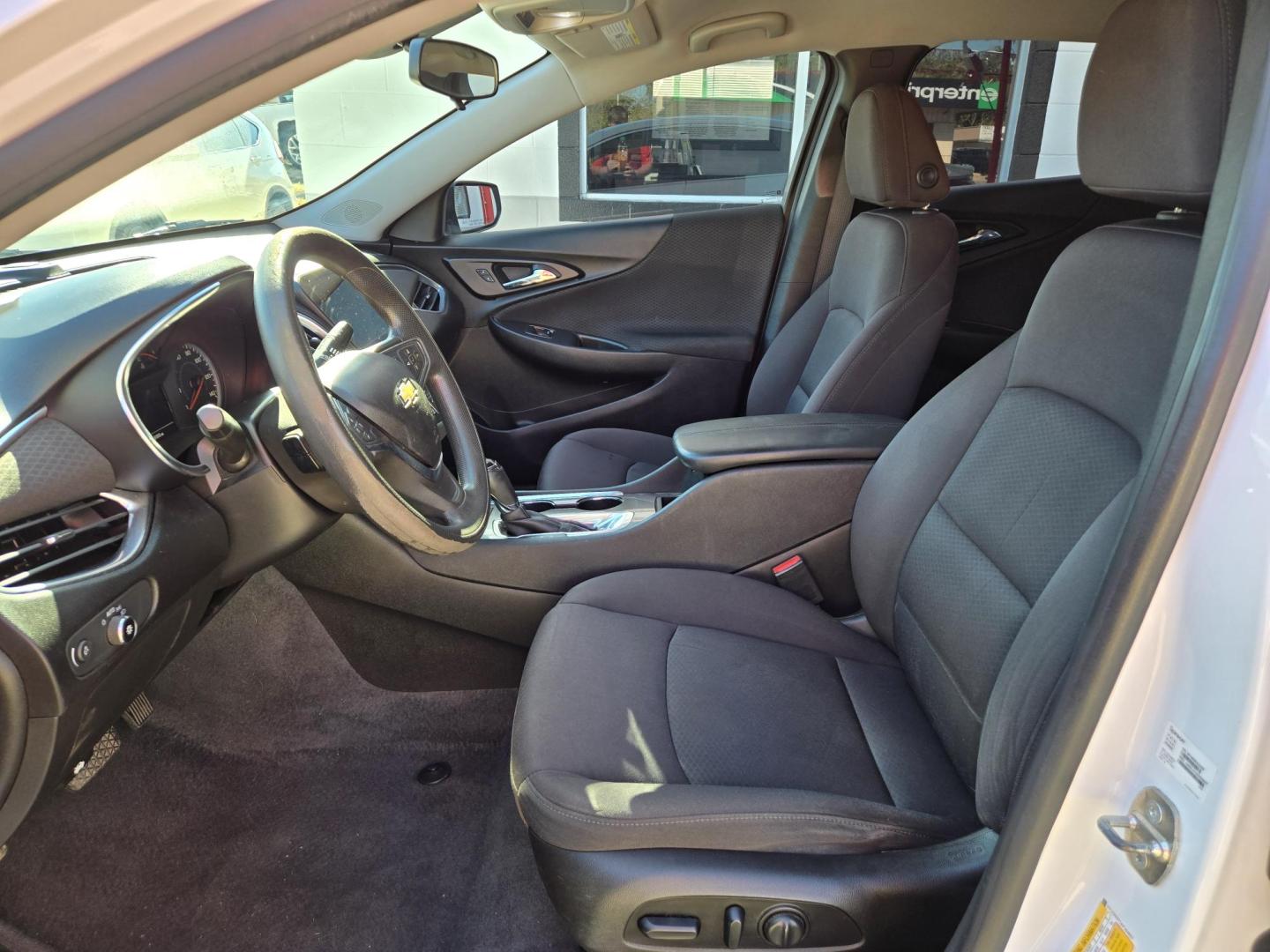 2019 WHITE Chevrolet Malibu LT (1G1ZD5ST1KF) with an 1.5L L4 DOHC 16V engine, Automatic transmission, located at 503 West Court, Seguin, TX, 78155, (830) 379-3373, 29.568621, -97.969803 - 2019 Chevrolet Malibu LT with a 1.5L L4 DOHC 16V, Automatic, Tilt, Cruise, AM/FM Touchscreen Stereo, Power Windows, Locks, Seat and Side Mirrors, Bluetooth, Dual Climate Control, Onstar Capability, Tinted Windows, Alloy Wheels, Automatic Headlights, Heated Seats, Backup Camera, Rear Defroster and mo - Photo#4