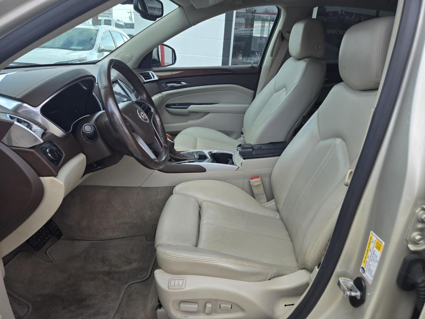 2015 GOLD Cadillac SRX Luxury Collection FWD (3GYFNBE37FS) with an 3.6L V6 DOHC 24V FFV engine, 6-Speed Automatic transmission, located at 503 West Court, Seguin, TX, 78155, (830) 379-3373, 29.568621, -97.969803 - Photo#4