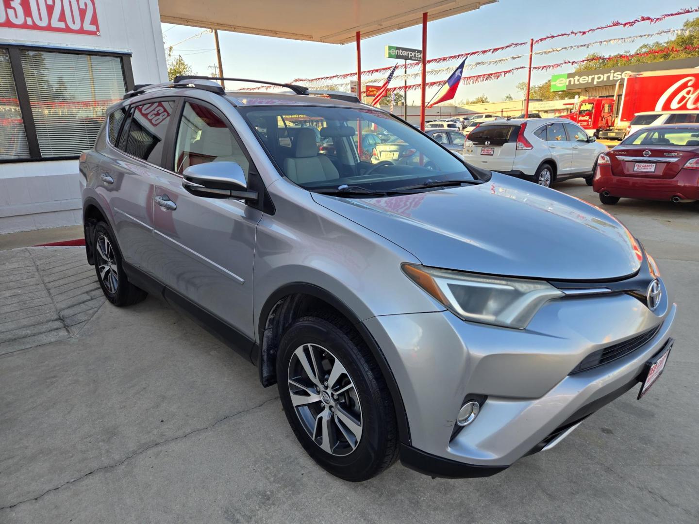 2016 SILVER Toyota RAV4 XLE FWD (2T3WFREV9GW) with an 2.5L L4 DOHC 16V engine, 6A transmission, located at 503 West Court, Seguin, TX, 78155, (830) 379-3373, 29.568621, -97.969803 - Photo#1