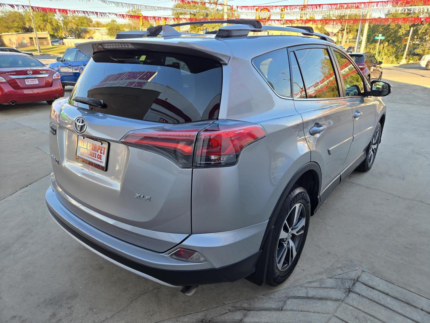 2016 SILVER Toyota RAV4 XLE FWD (2T3WFREV9GW) with an 2.5L L4 DOHC 16V engine, 6A transmission, located at 503 West Court, Seguin, TX, 78155, (830) 379-3373, 29.568621, -97.969803 - Photo#2