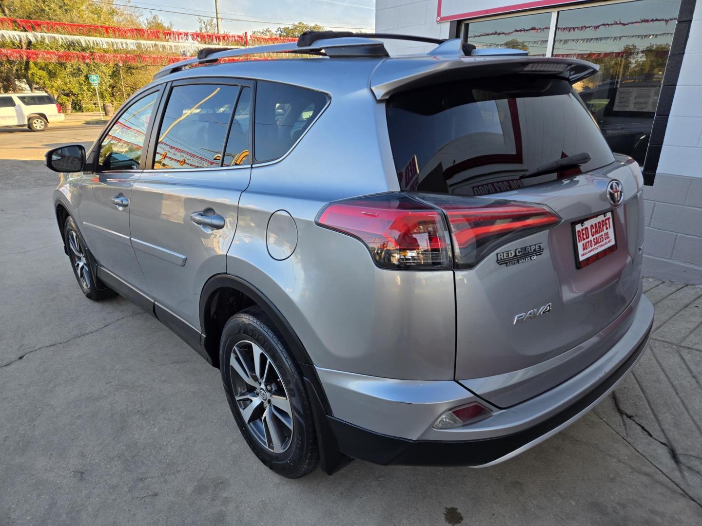 2016 SILVER Toyota RAV4 XLE FWD (2T3WFREV9GW) with an 2.5L L4 DOHC 16V engine, 6A transmission, located at 503 West Court, Seguin, TX, 78155, (830) 379-3373, 29.568621, -97.969803 - Photo#3