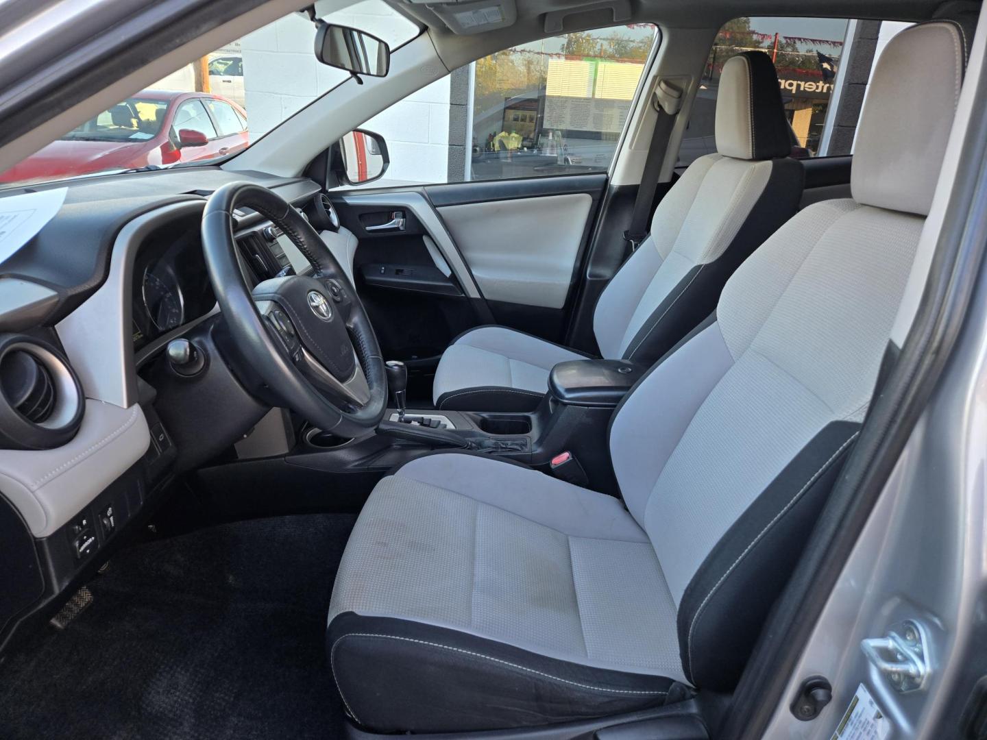 2016 SILVER Toyota RAV4 XLE FWD (2T3WFREV9GW) with an 2.5L L4 DOHC 16V engine, 6A transmission, located at 503 West Court, Seguin, TX, 78155, (830) 379-3373, 29.568621, -97.969803 - Photo#4