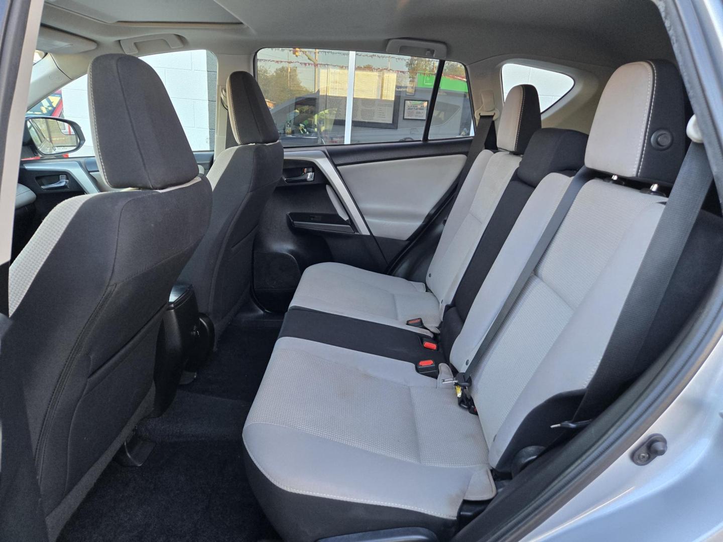 2016 SILVER Toyota RAV4 XLE FWD (2T3WFREV9GW) with an 2.5L L4 DOHC 16V engine, 6A transmission, located at 503 West Court, Seguin, TX, 78155, (830) 379-3373, 29.568621, -97.969803 - Photo#6