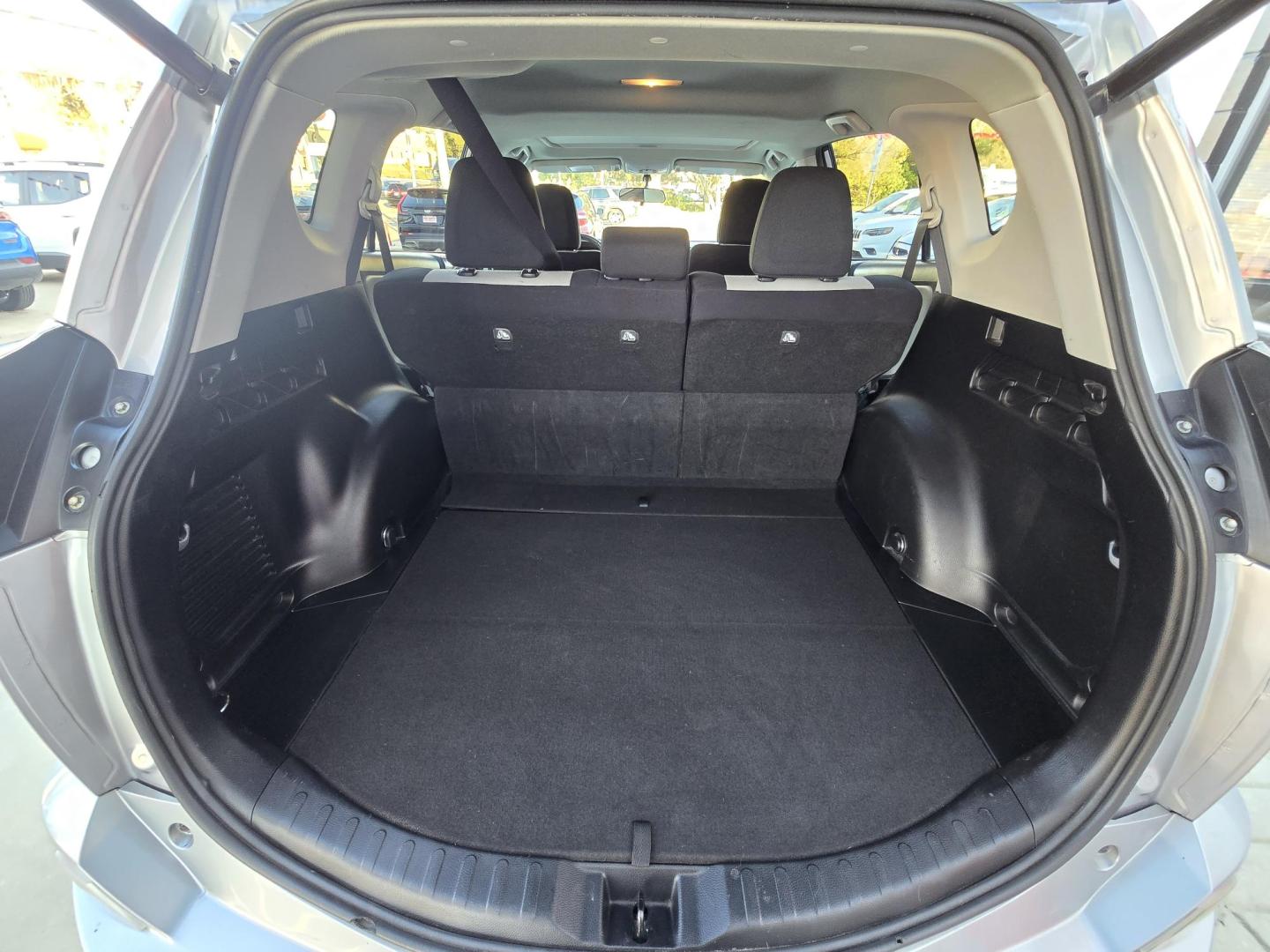 2016 SILVER Toyota RAV4 XLE FWD (2T3WFREV9GW) with an 2.5L L4 DOHC 16V engine, 6A transmission, located at 503 West Court, Seguin, TX, 78155, (830) 379-3373, 29.568621, -97.969803 - Photo#7