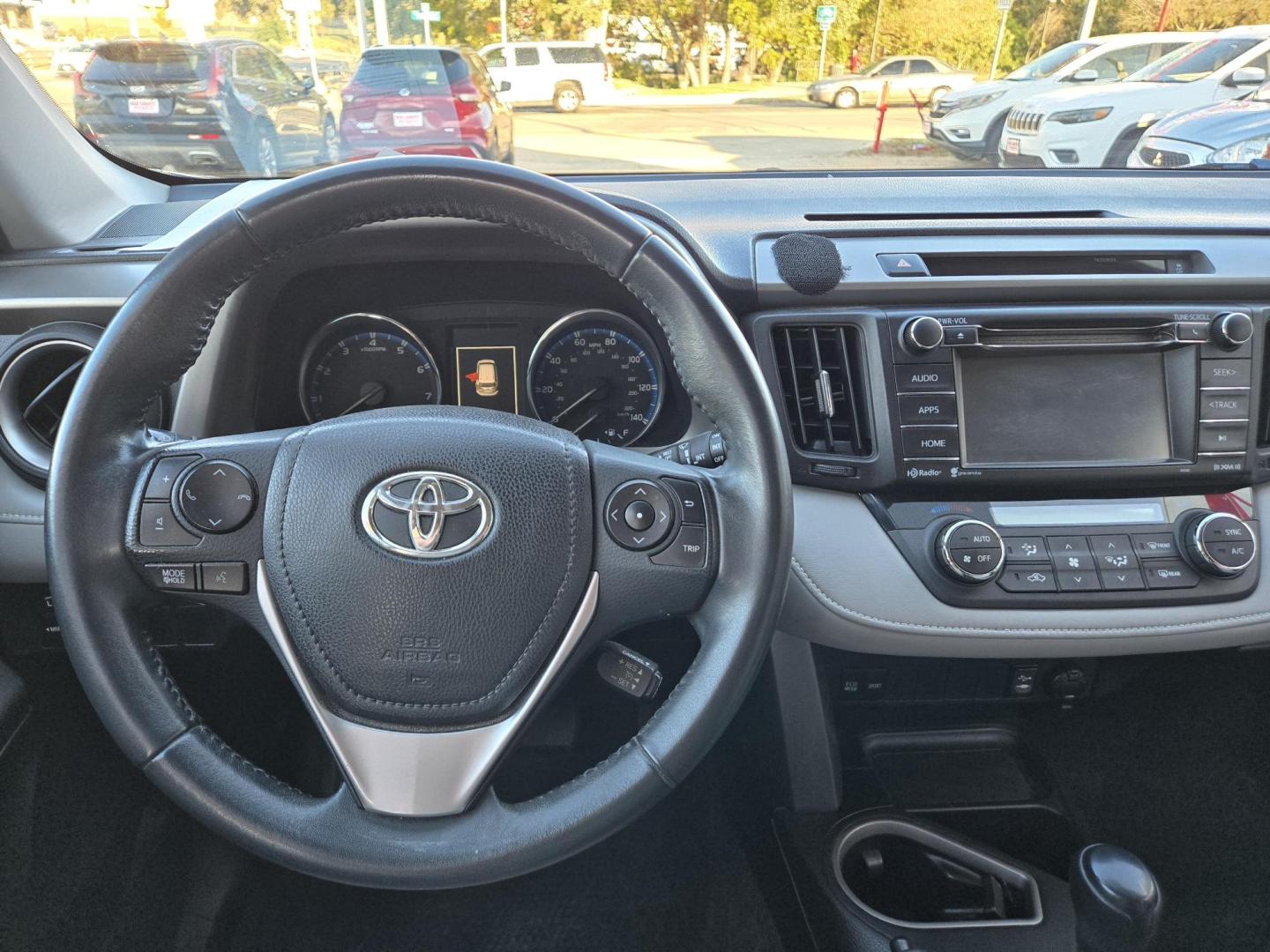2016 SILVER Toyota RAV4 XLE FWD (2T3WFREV9GW) with an 2.5L L4 DOHC 16V engine, 6A transmission, located at 503 West Court, Seguin, TX, 78155, (830) 379-3373, 29.568621, -97.969803 - Photo#5